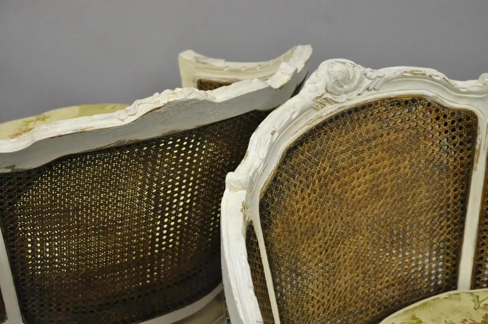 Pareja de sillones bergere de caña pintados en blanco de estilo Luis XVI en venta 1