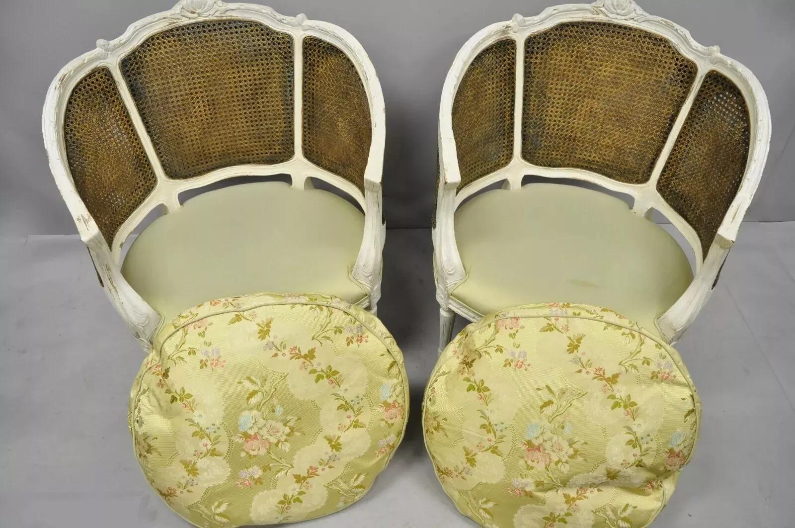 Pareja de sillones bergere de caña pintados en blanco de estilo Luis XVI en venta 2