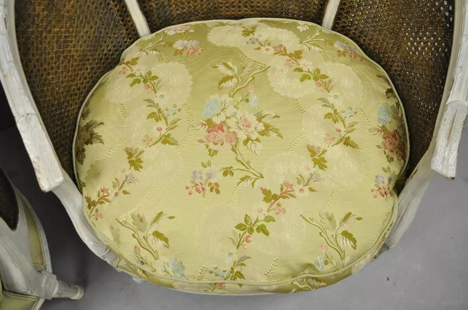 Pareja de sillones bergere de caña pintados en blanco de estilo Luis XVI en venta 3