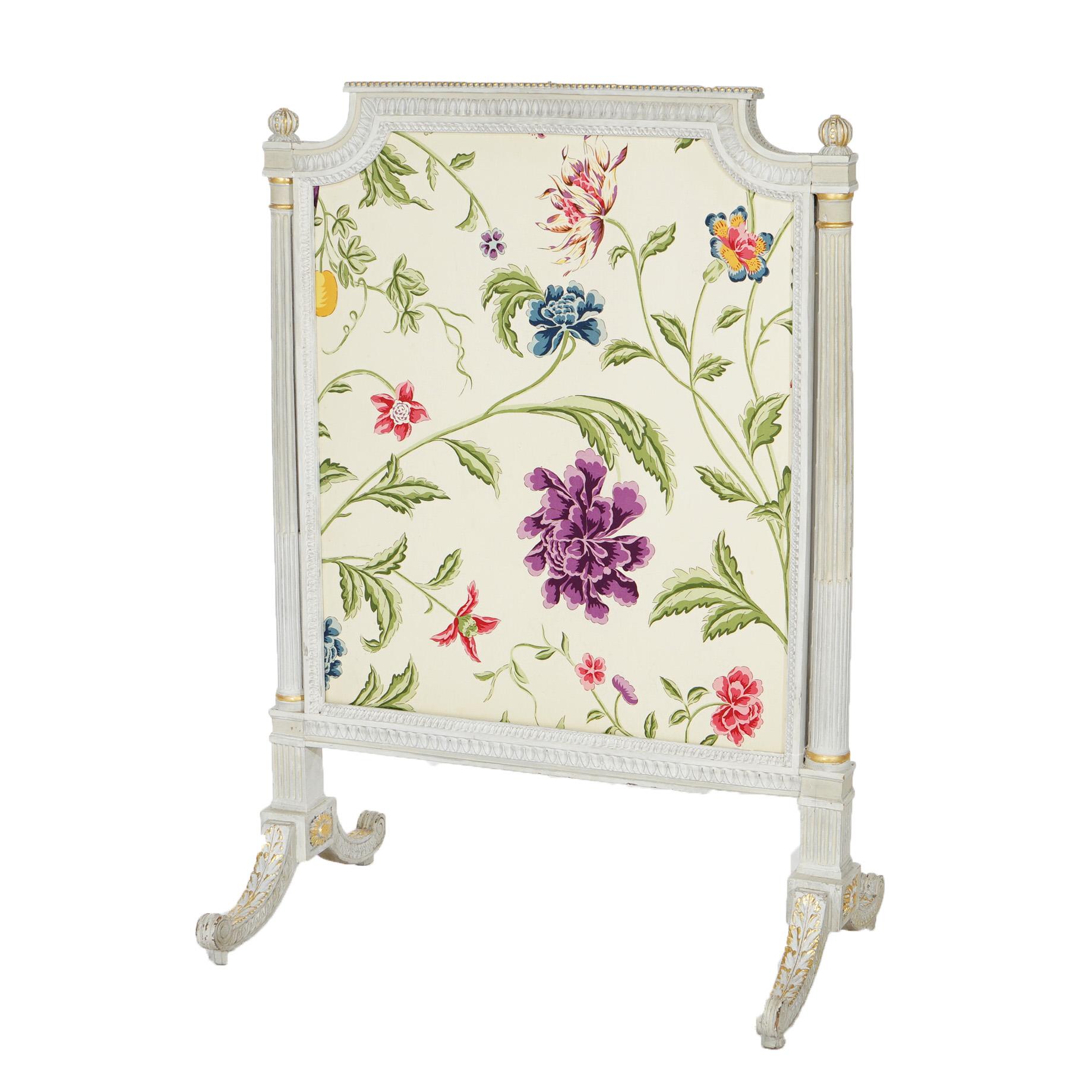 A French Louis XVI style fire screen offers white painted cared wood frame with gilt highlights and floral fabric, 20th century

Measures - 40