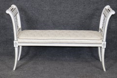 Banc d'appoint de style Louis XVI français, en argent plaqué or, décoré de peinture blanche