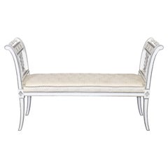 Banc d'appoint de style Louis XVI français, en argent plaqué or, décoré de peinture blanche