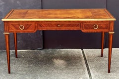 Französischer Schreibtisch oder Schreibtisch im Louis-XVI.-Stil mit Lederplatte von Maison Leger