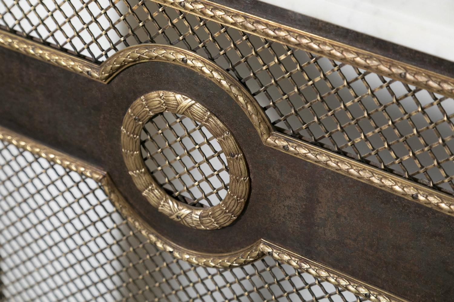 Französische schmiedeeiserne Heizkörperabdeckung oder Konsole im Louis-XVI-Stil mit Marmorplatte 1