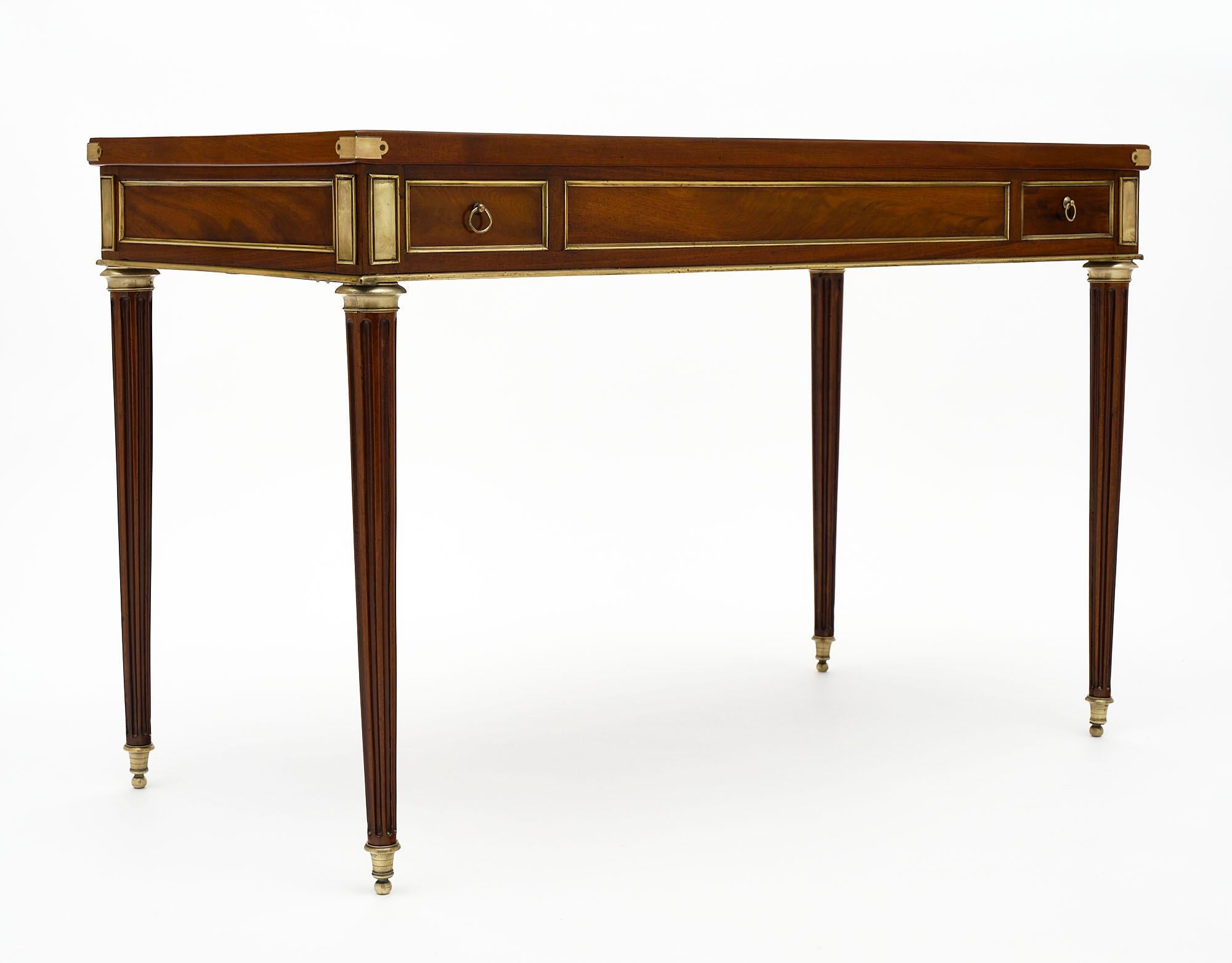 Louis XVI-Tisch „Trictrac“ im Stil von Louis XVI (Messing) im Angebot