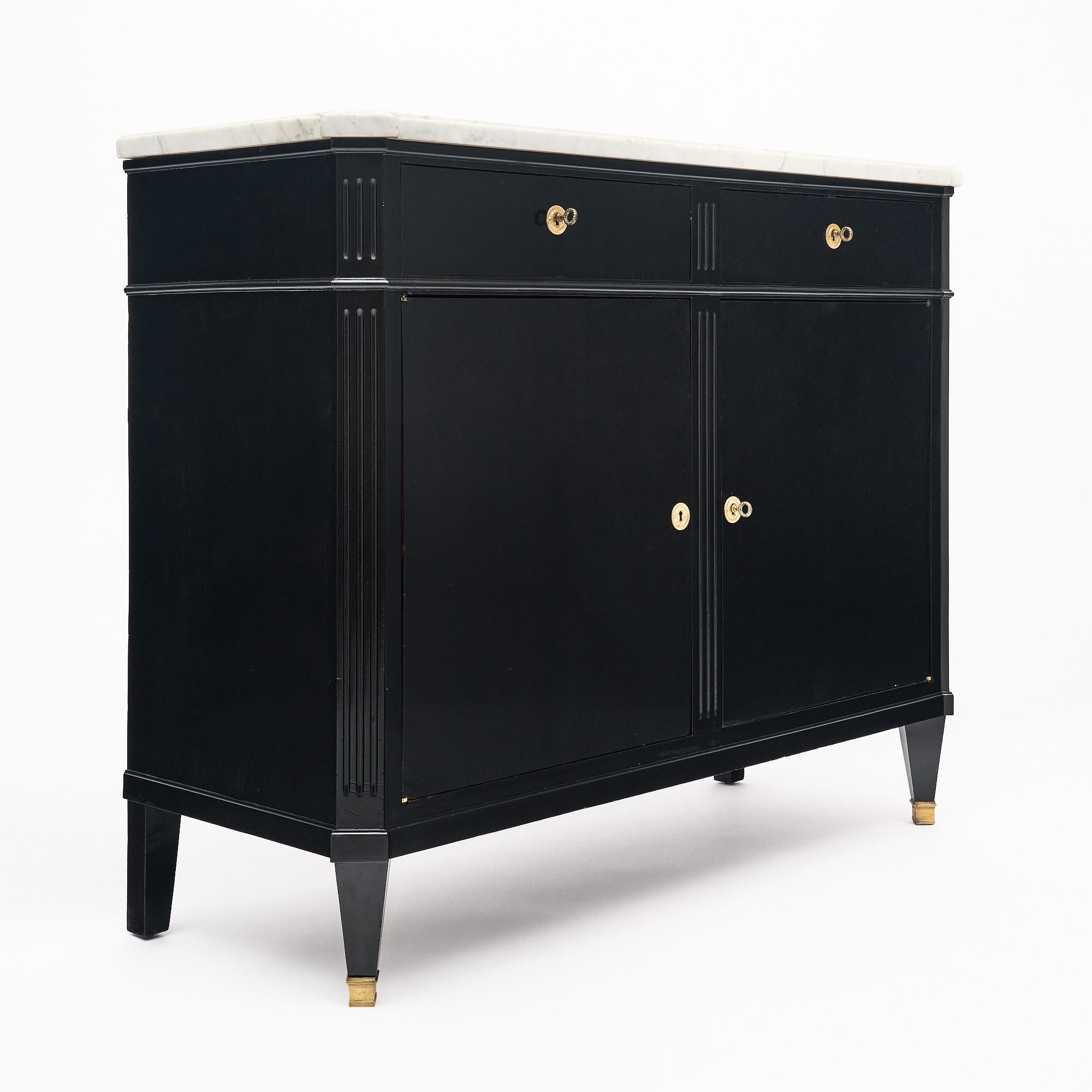Buffet francese in stile Luigi XVI. Questo pezzo è realizzato in mogano massiccio che è stato ebanizzato e rifinito con una lucentezza francese di qualità museale. Ci sono due porte che si aprono su scaffali interni in Wood. Due cassetti a coda di