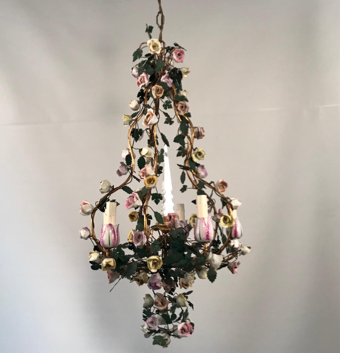 French Louis XVI Vintage Vincennes Style Porcelain Floral Five-Arm Chandelier In Good Condition For Sale In Montreal, QC