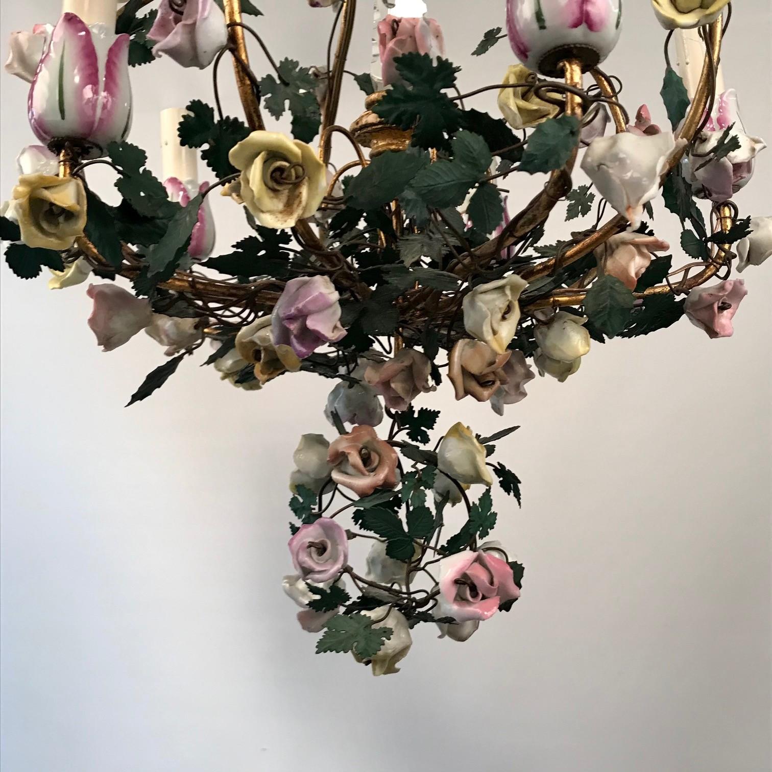 Porcelaine Lustre français vintage à cinq bras en porcelaine à fleurs de style Vincennes de style Louis XVI en vente