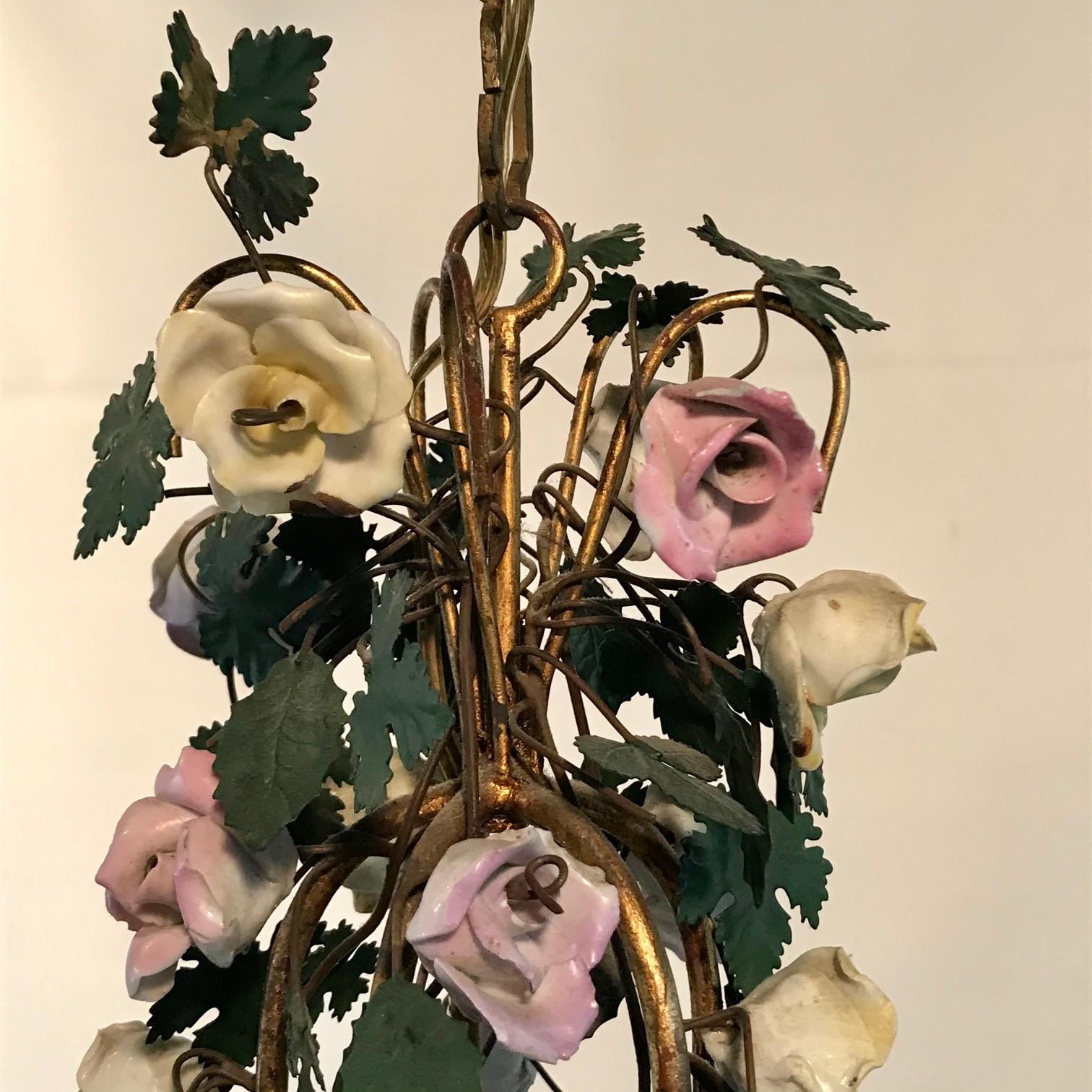 Lustre français vintage à cinq bras en porcelaine à fleurs de style Vincennes de style Louis XVI en vente 1