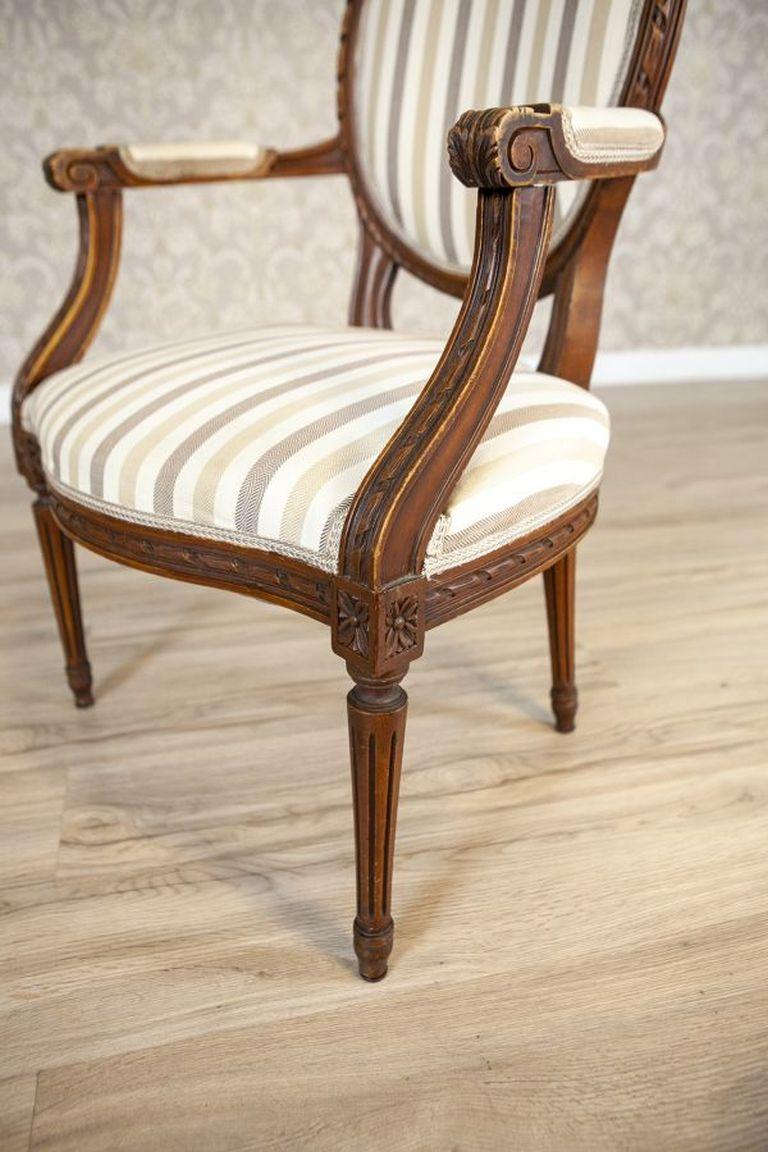 Sillón francés Luis XVI de nogal de principios del siglo XIX en venta 5