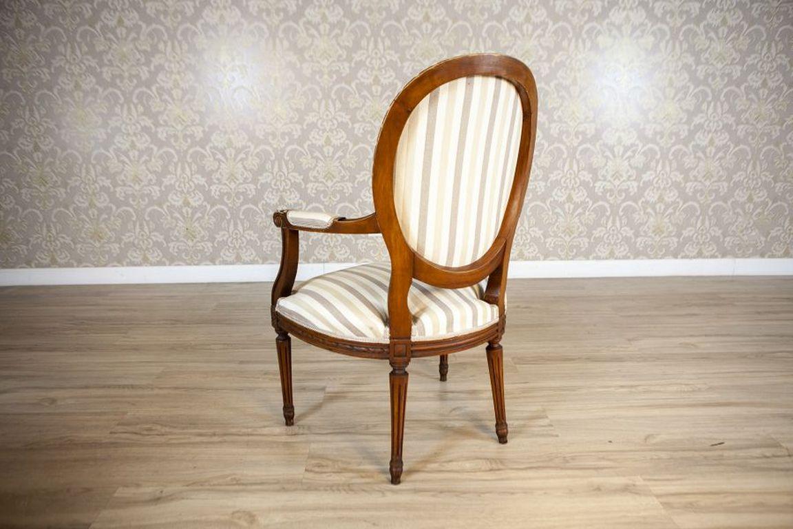 Sillón francés Luis XVI de caoba de principios del siglo XIX

Mueble de la primera mitad del siglo XIX, con asiento y respaldo suavemente tapizados. La silla tiene el respaldo en forma de medallón y los laterales abiertos. Las partes de madera están