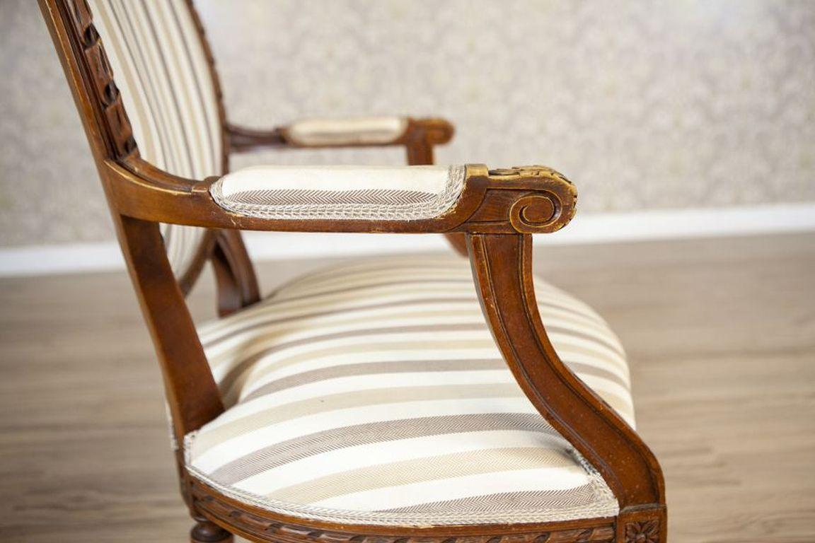 Sillón francés Luis XVI de nogal de principios del siglo XIX en venta 2