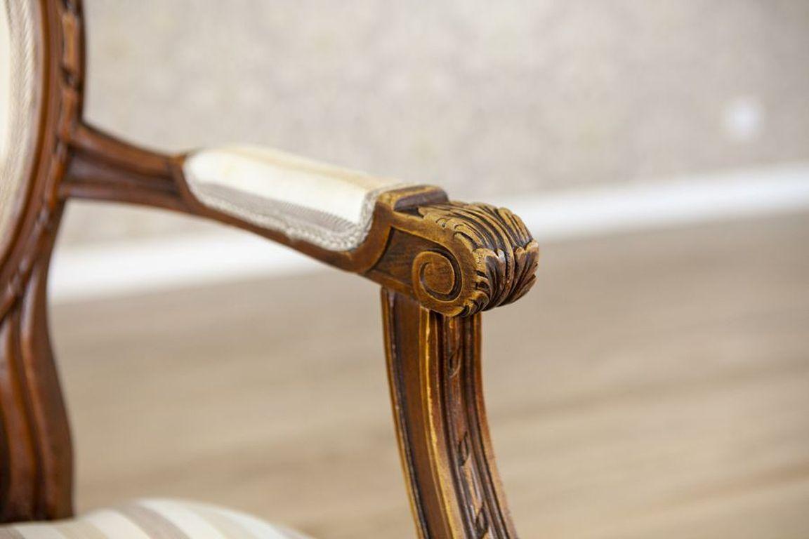 Sillón francés Luis XVI de nogal de principios del siglo XIX en venta 3