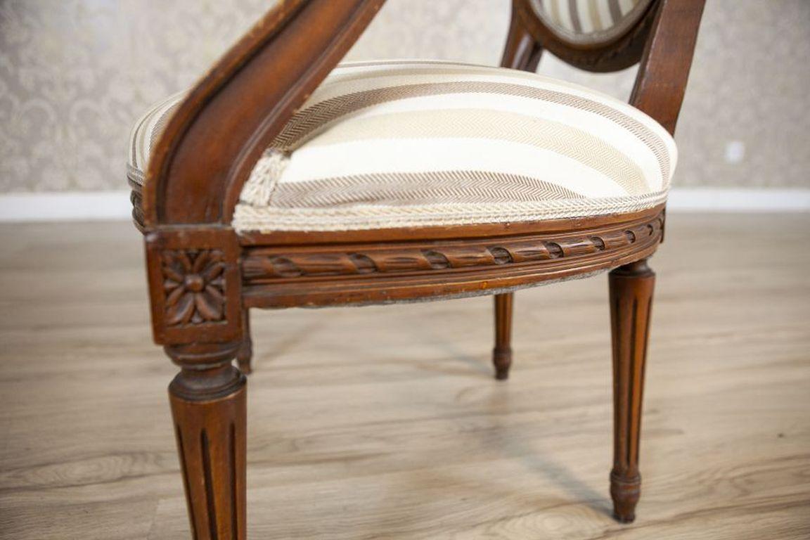 Sillón francés Luis XVI de nogal de principios del siglo XIX en venta 4