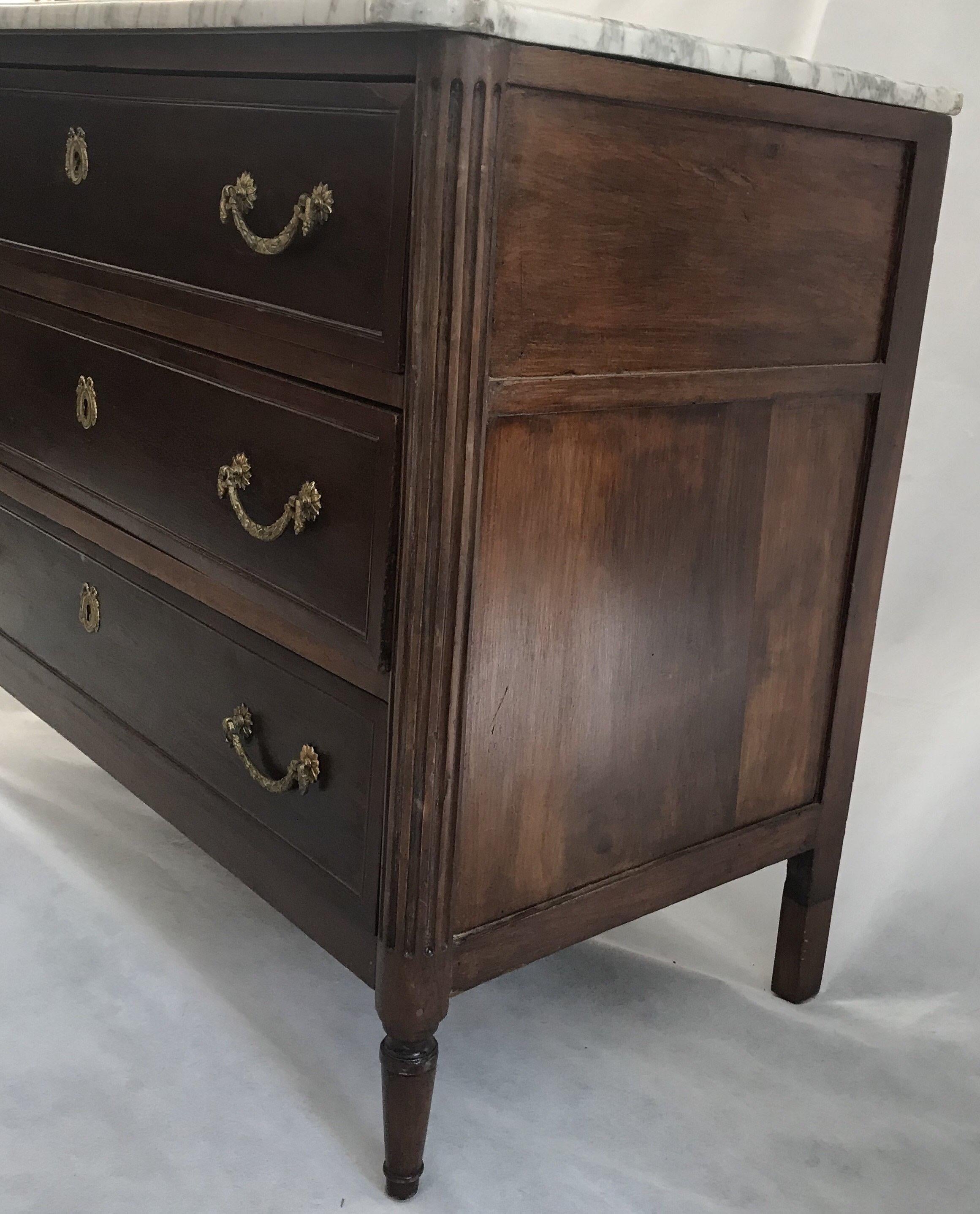 French Louis XVI Walnut Commode Chest of Drawers with Carrara Top In Good Condition In Hopewell, NJ