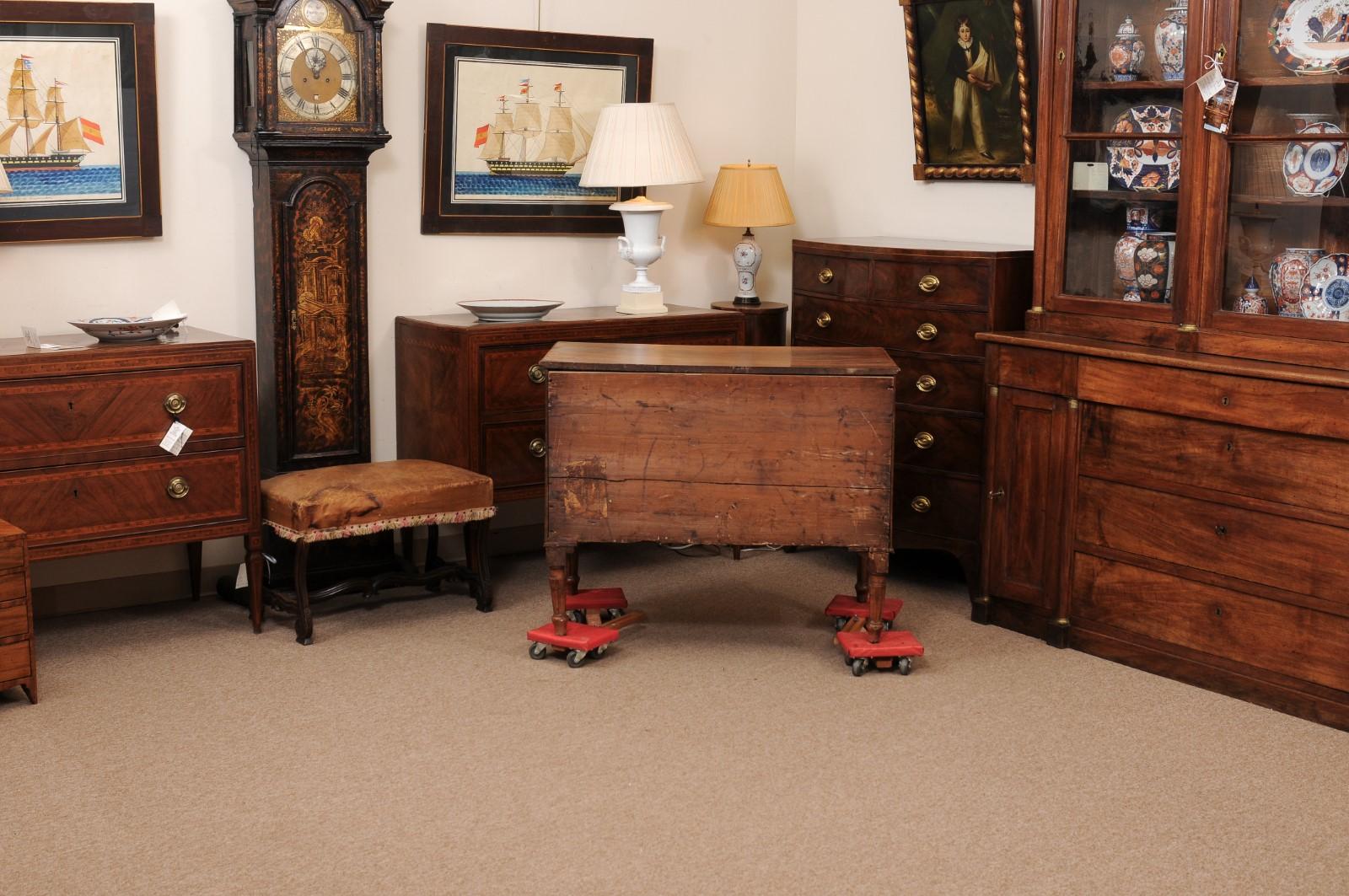 Commode francese in noce Luigi XVI con 3 cassetti e gambe scanalate in vendita 7