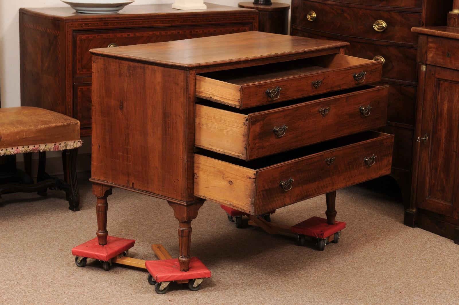 Commode francese in noce Luigi XVI con 3 cassetti e gambe scanalate in vendita 8