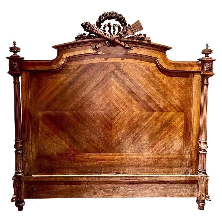 Tête de lit Louis XVI en noyer avec sculptures, 19e siècle en vente