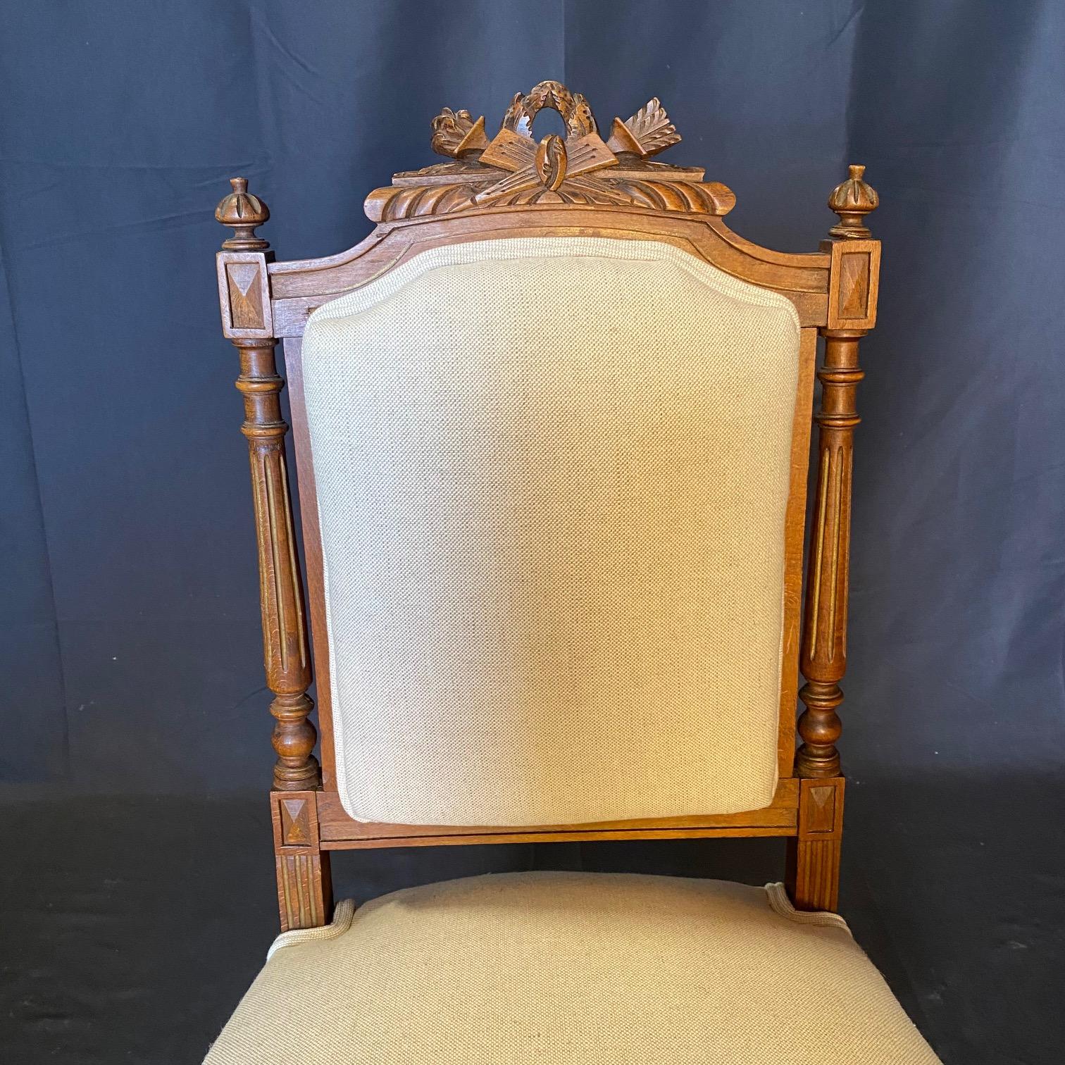 Ensemble de salon français Louis XVI avec canapé et deux chaises latérales en vente 9