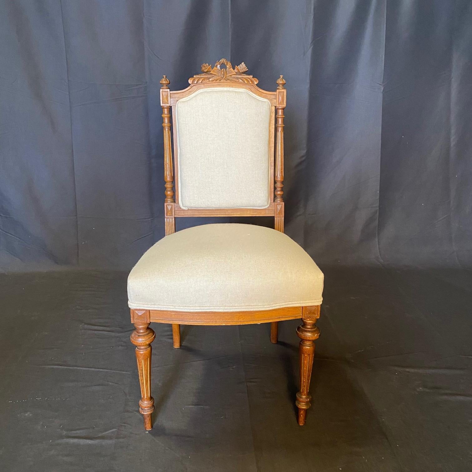 Ensemble de salon français Louis XVI avec canapé et deux chaises latérales en vente 12