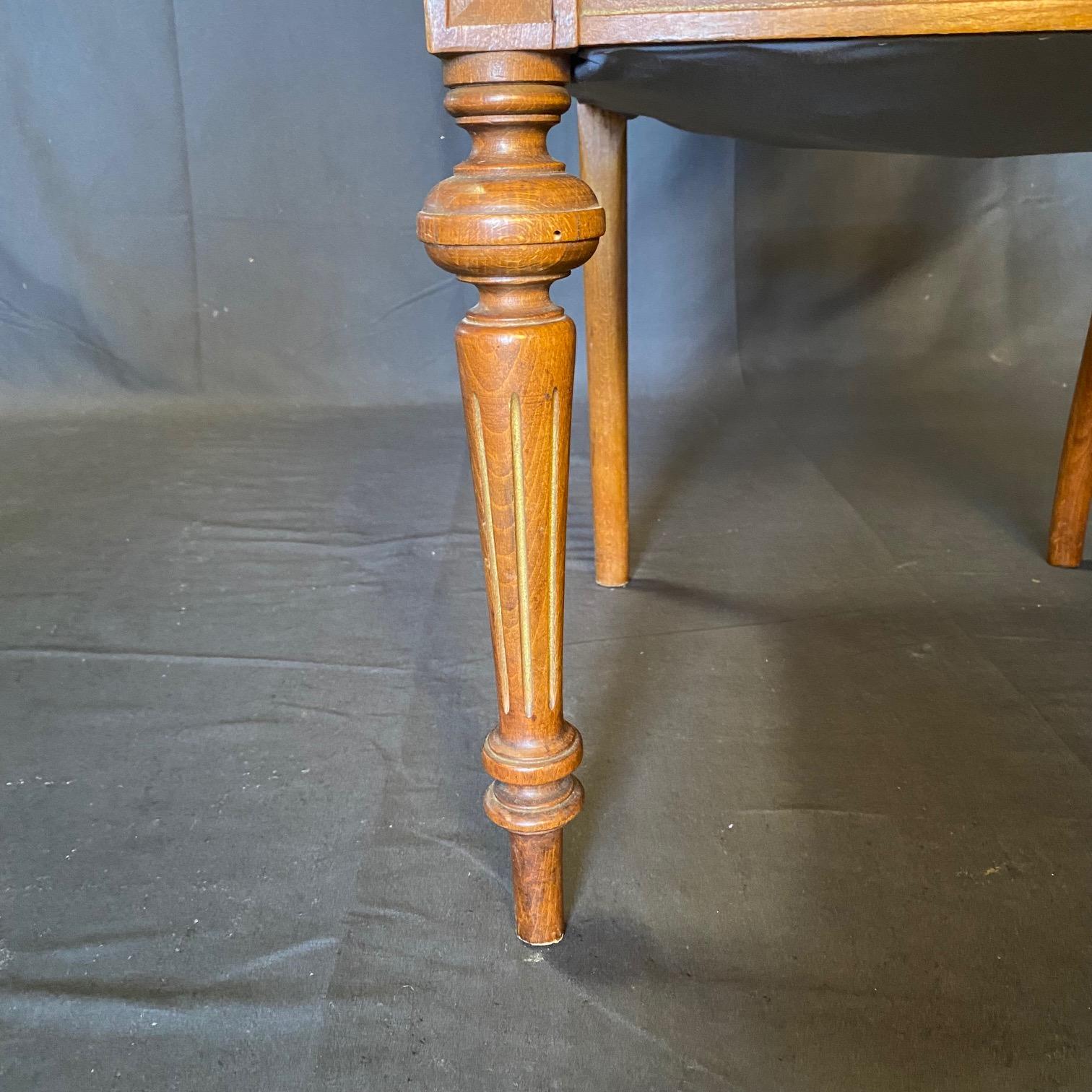 Ensemble de salon français Louis XVI avec canapé et deux chaises latérales en vente 14