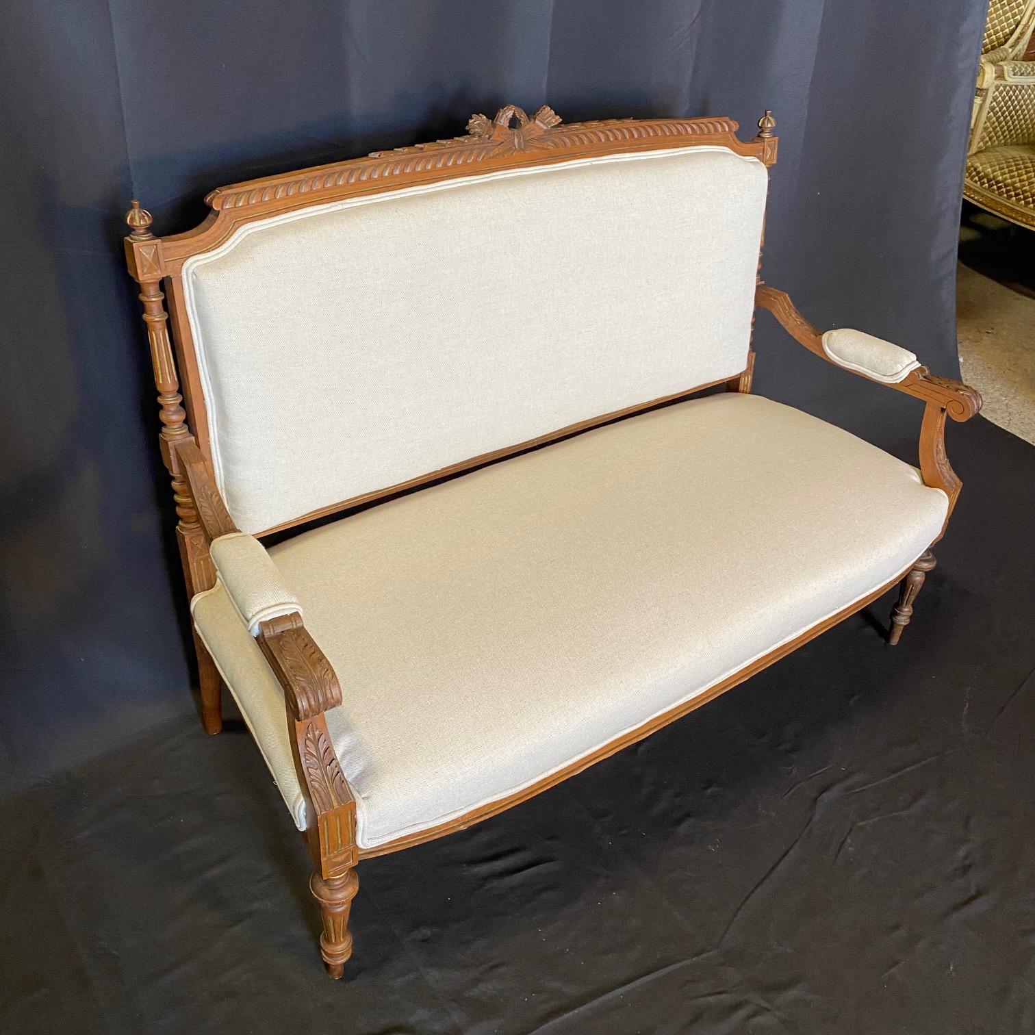 Tissu d'ameublement Ensemble de salon français Louis XVI avec canapé et deux chaises latérales en vente