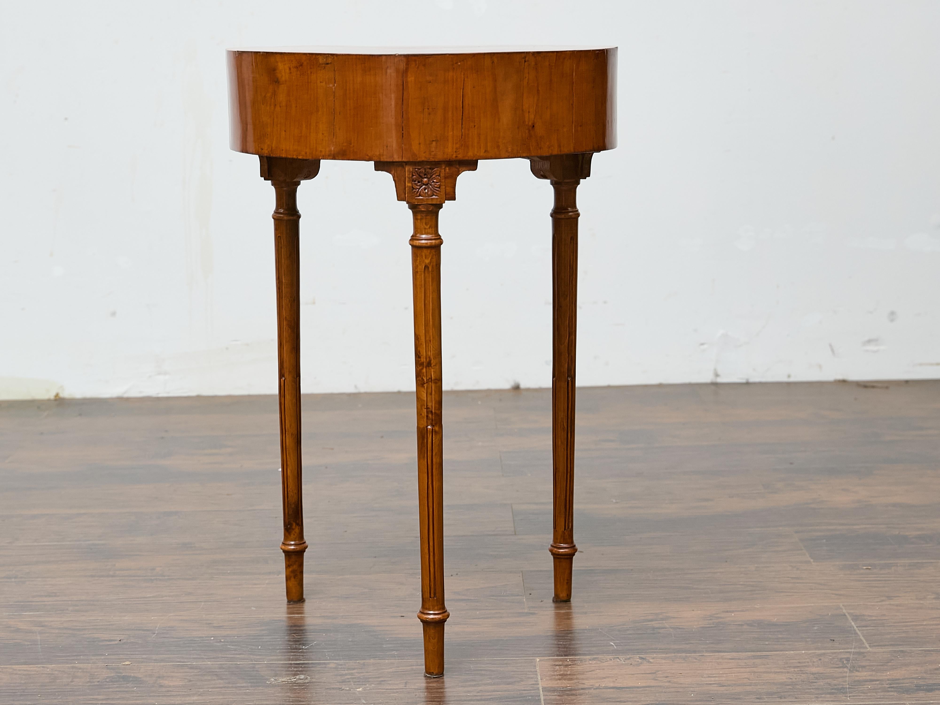 French Louis XVI Walnut Side Table with Single Drawer and Fluted Legs For Sale 1