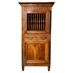 Armoire ou meuble de rangement français Louis XVI à deux portes en noyer