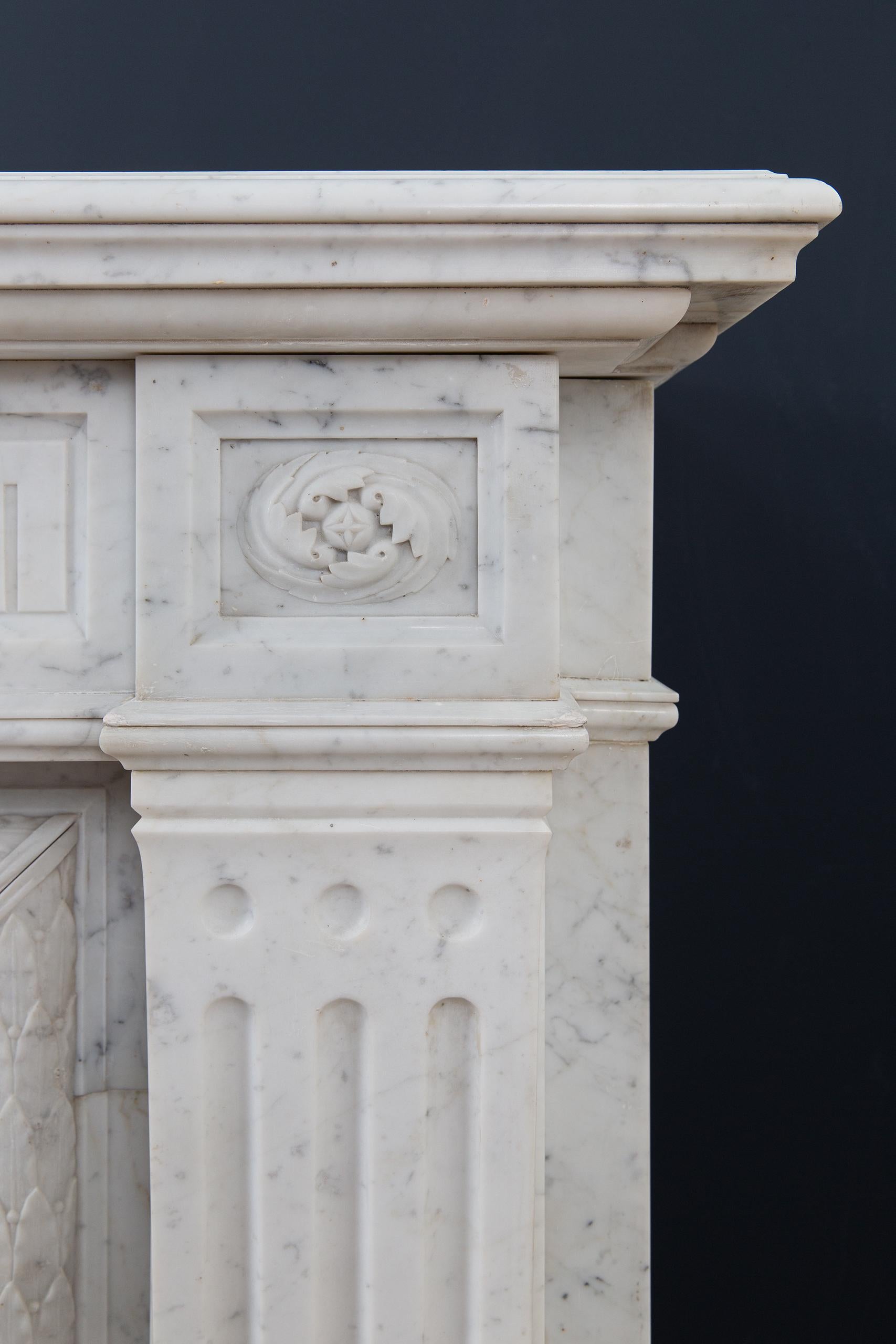French Louise XV Style Carrara Marble Antique Circulation Fireplace In Good Condition For Sale In Oostvoorne, NL
