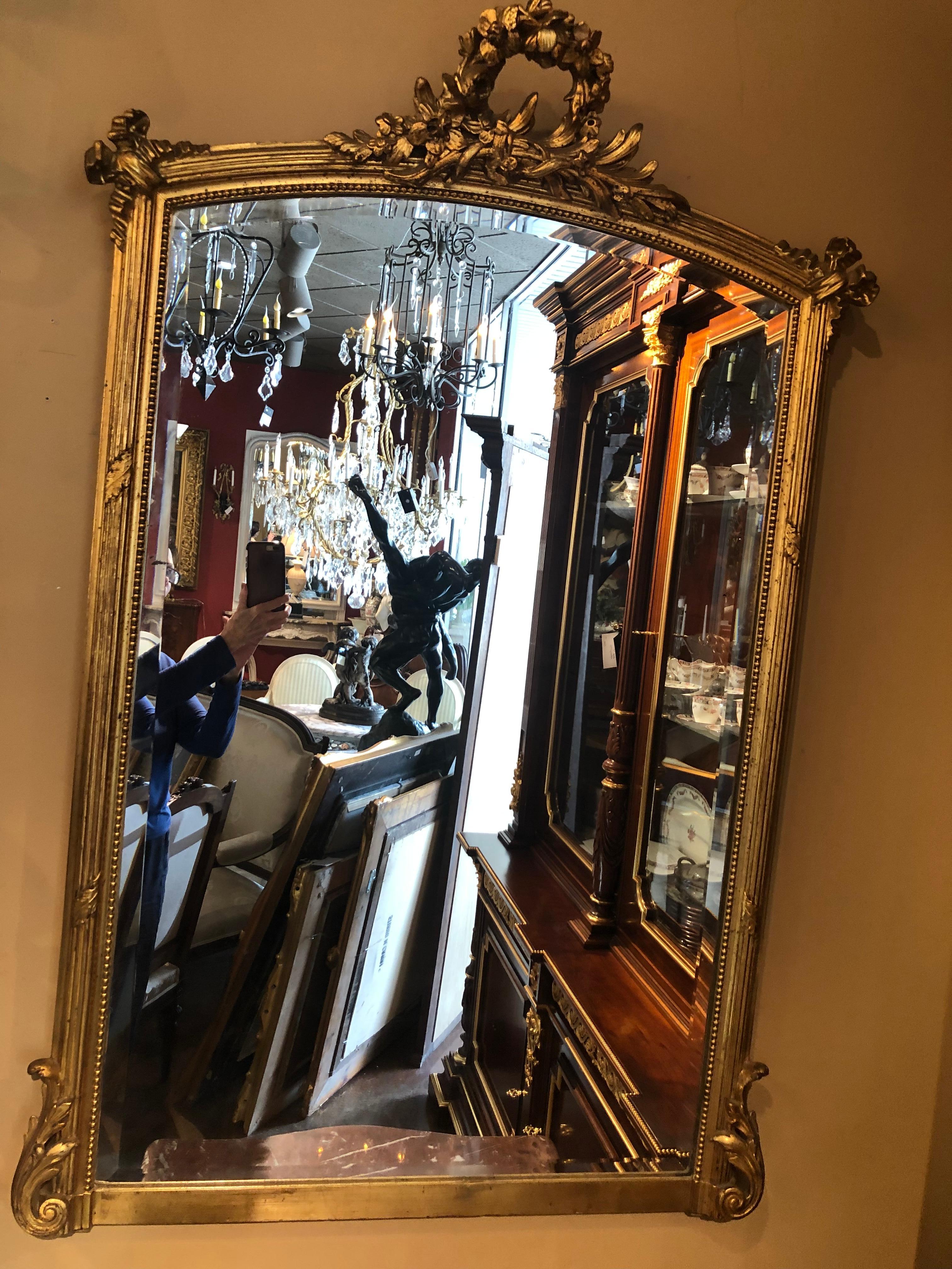 Français Miroir français de style Louisxvi en bois doré, XIXe siècle Ayant une crête florale, biseautée en vente