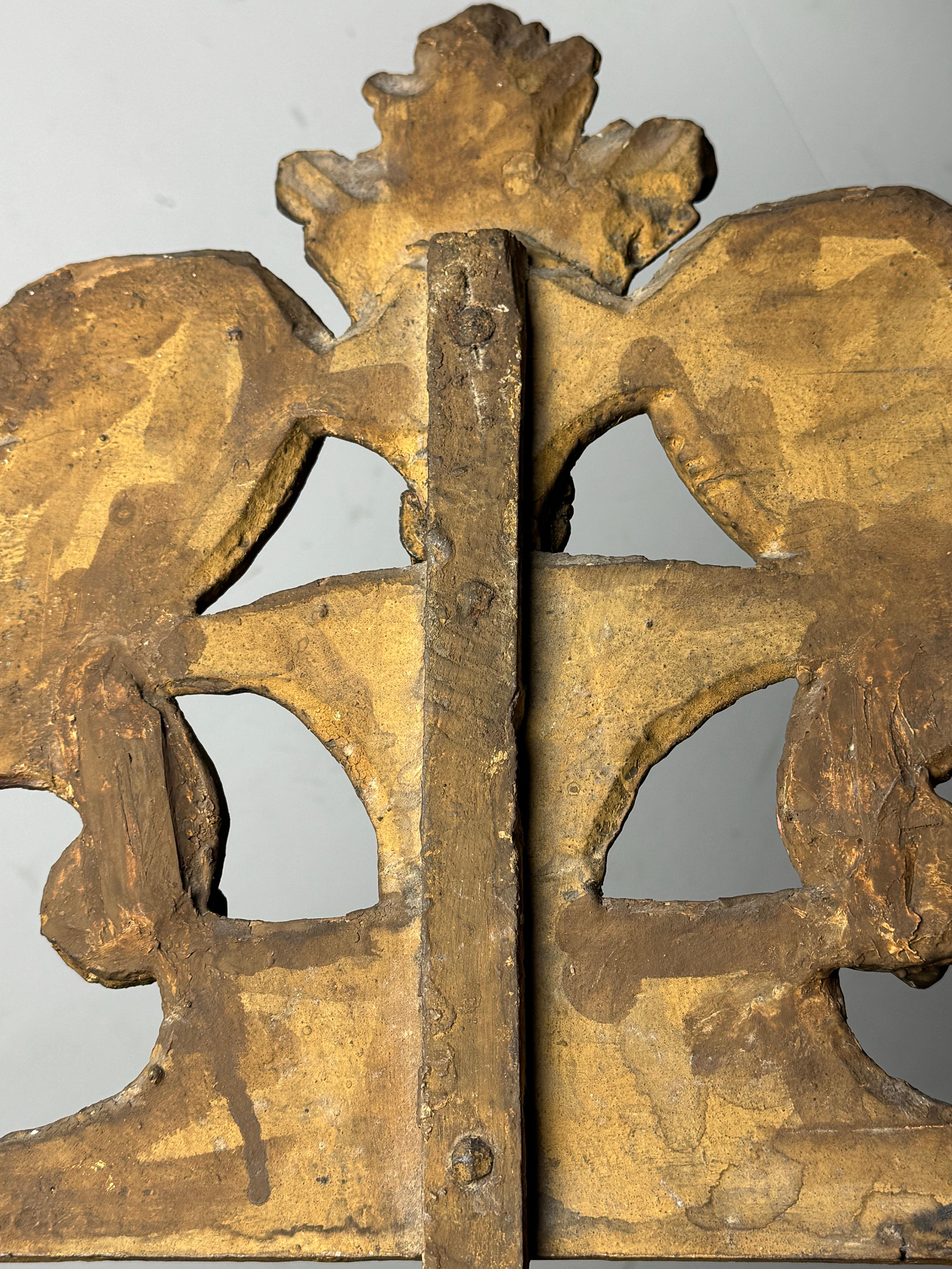 Französischer Spiegel aus der Zeit Ludwigs XV. (1715-1774)
Vollständig vergoldeter, handgeschnitzter Rahmen.
Ein kleiner Teil des Spiegels im Rahmen hat einen Riss.
Der Schlussstein ist abnehmbar.

Abmessungen: 87H x 47W x 8D
53H ohne Krone