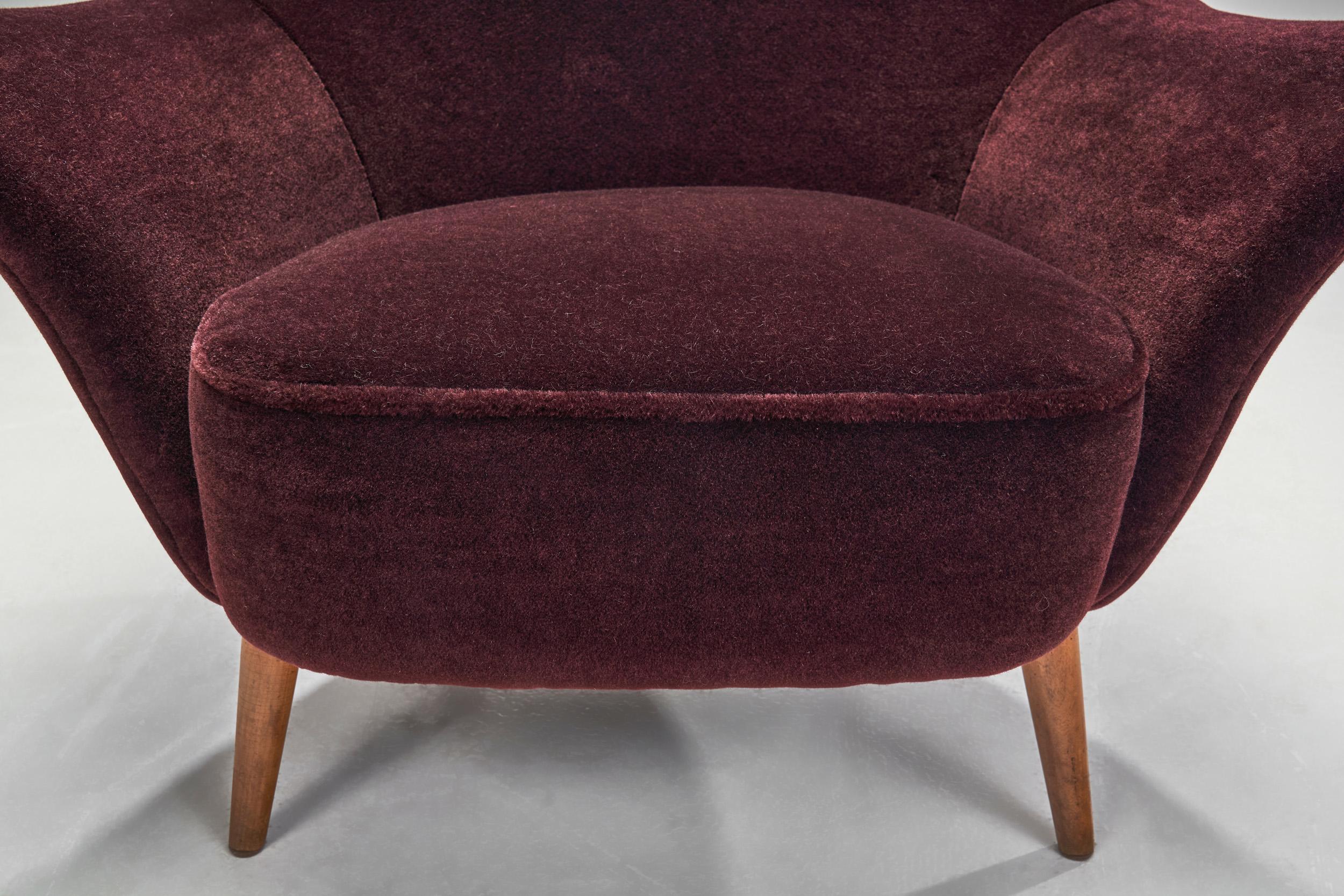 French Lounge Chairs In Aubergine Coloured Mohair, France ca 1960s In Good Condition For Sale In Utrecht, NL