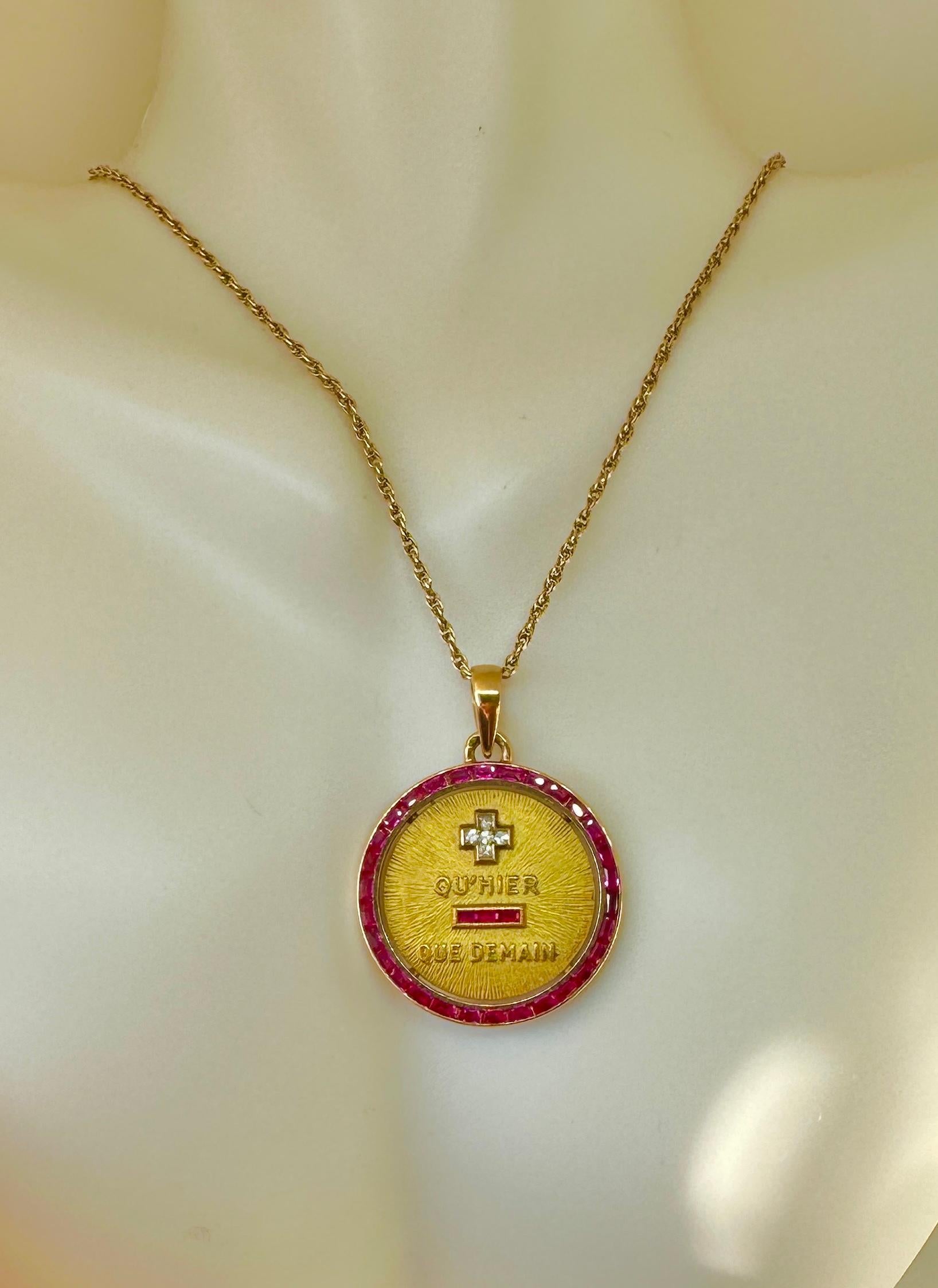 Taglio smeraldo Ciondolo francese a forma di gettone d'amore con diamante e rubino Qu'Hier Que Demain in oro 18 carati A. Augis