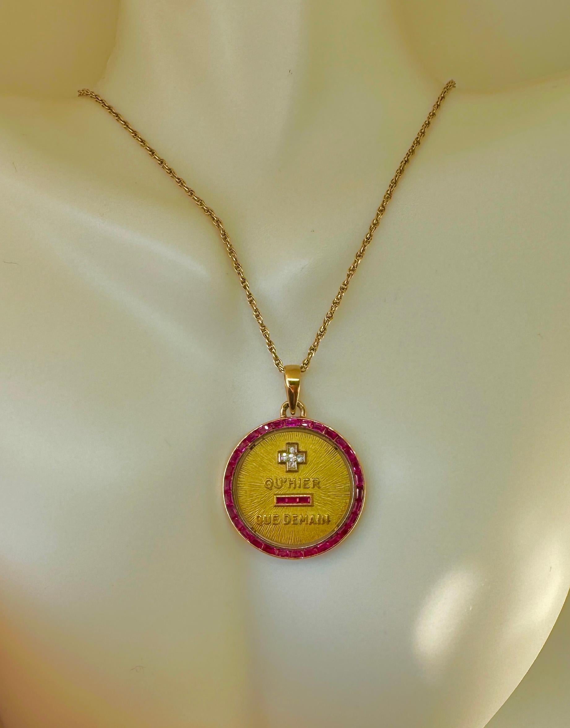 Ciondolo francese a forma di gettone d'amore con diamante e rubino Qu'Hier Que Demain in oro 18 carati A. Augis 3
