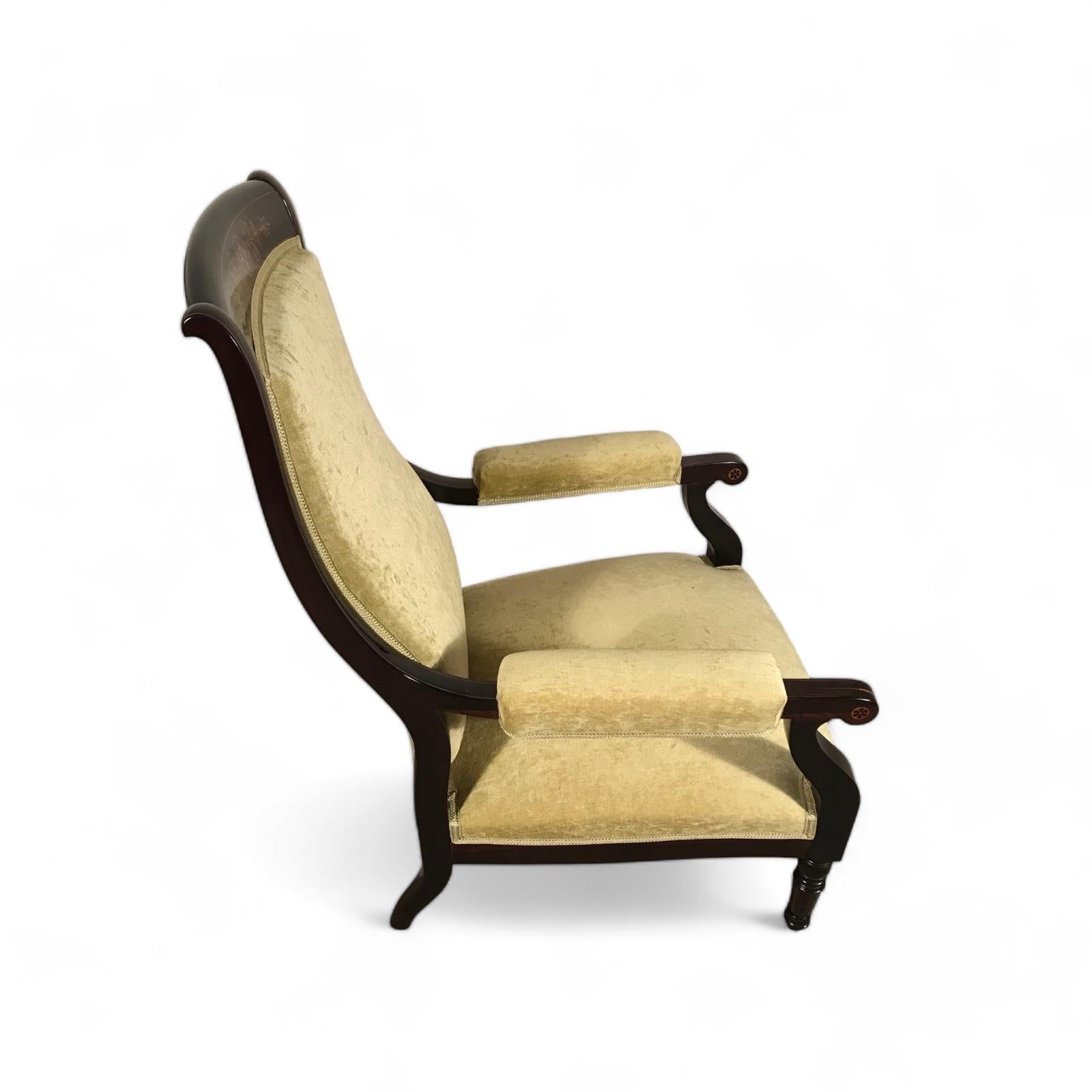 Dieser niedrige Sessel stammt aus der Zeit um 1840 und kommt aus Frankreich. Der Stuhl stammt aus der Zeit der französischen Restauration.
Es gibt eine interessante Erklärung, warum im 19. Jahrhundert niedrige Stühle hergestellt wurden. Das niedrige