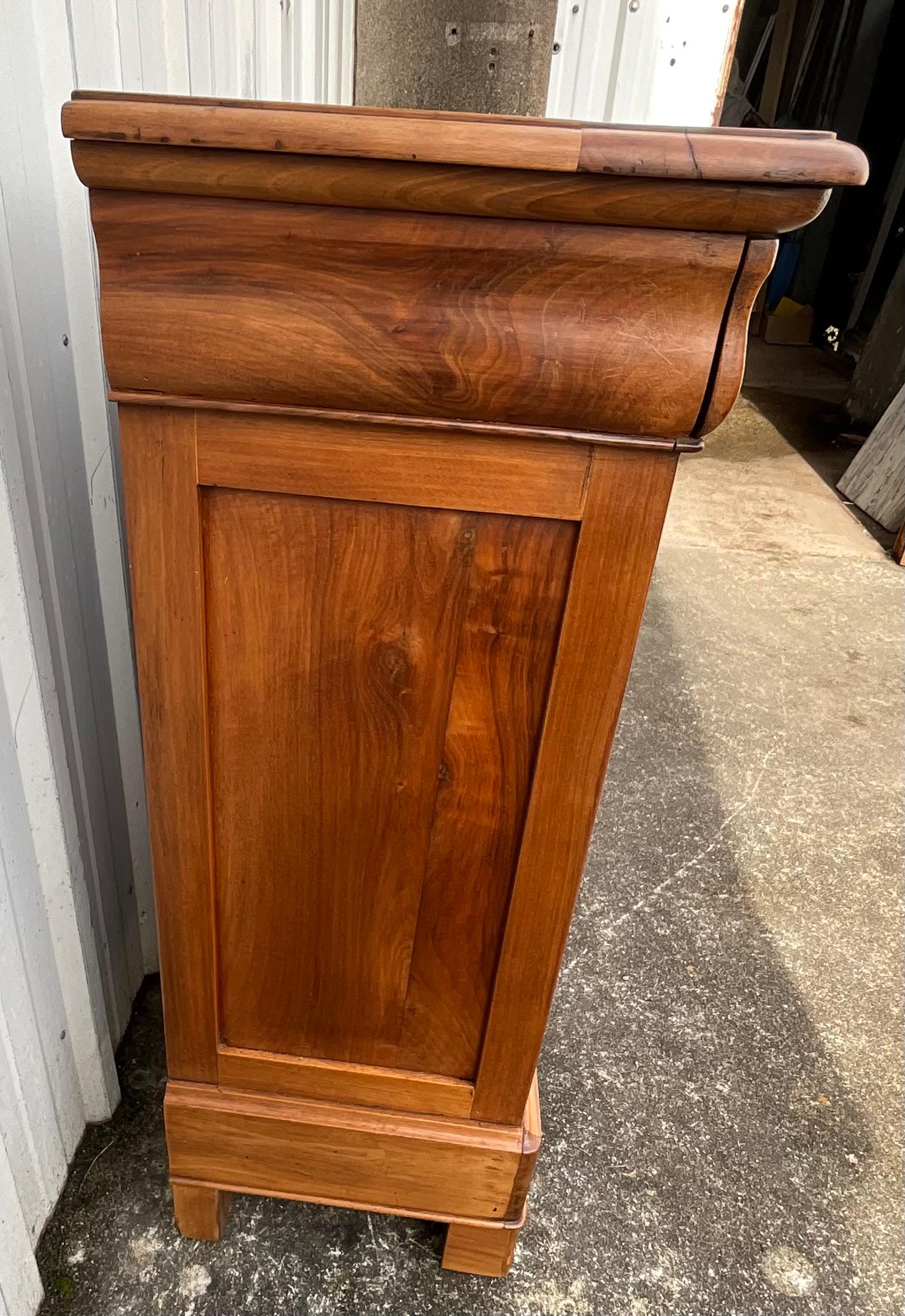 French Low Buffet Louis Philippe Solid Walnut Mid 19th In Excellent Condition For Sale In SAINT-CLÉMENT-DE-LA-PLACE, FR