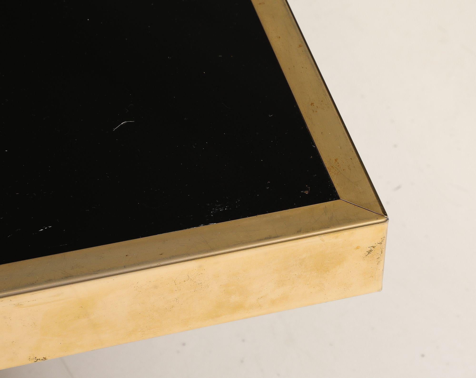 Table basse en verre French Opaline noir avec option centre ouvert garniture en laiton en vente 5