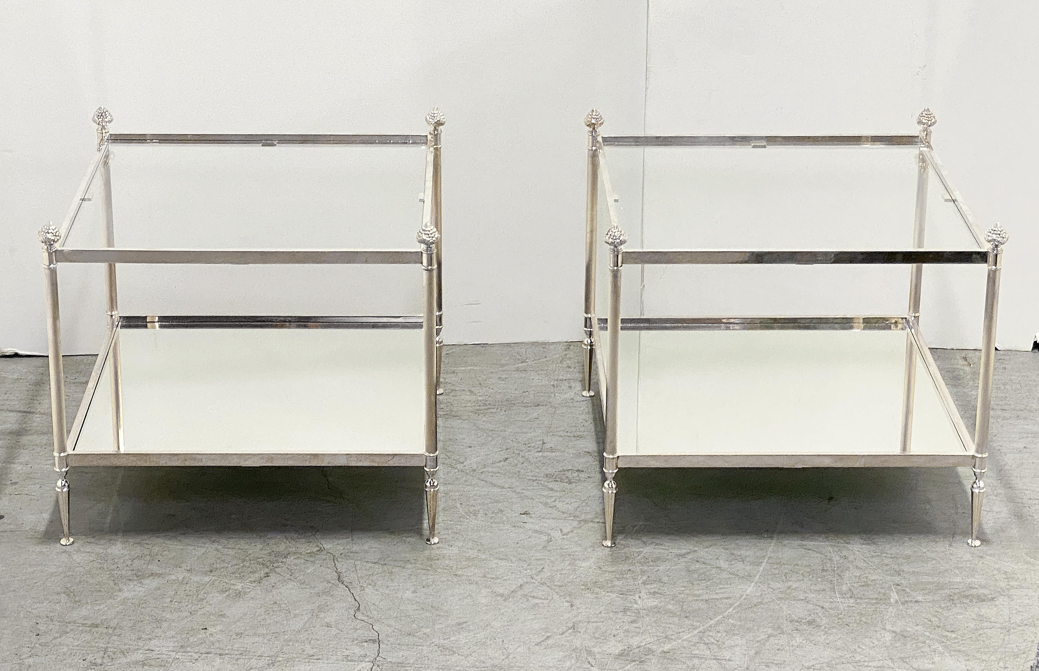 Mid-Century moderno Tavolini bassi francesi in metallo argentato e vetro 