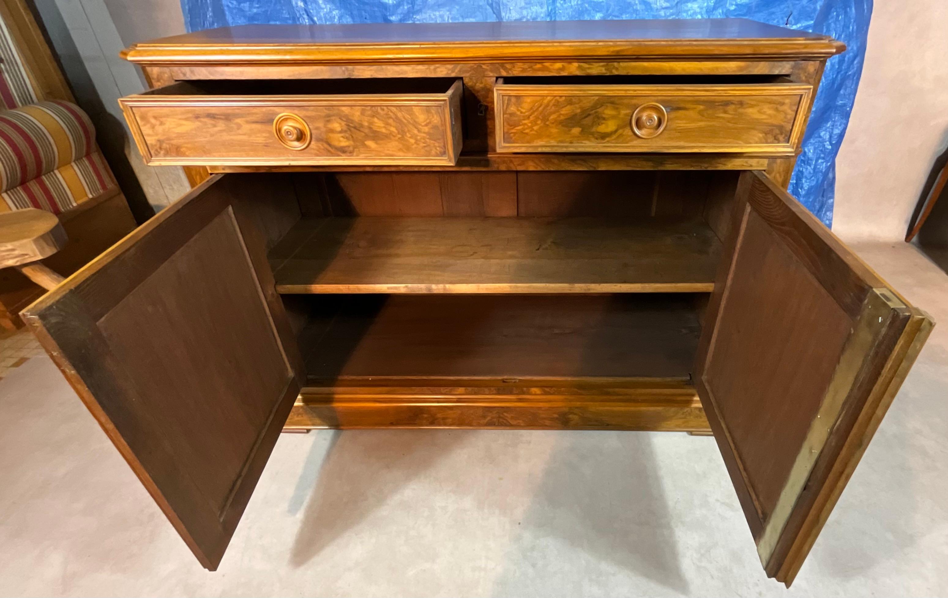 French Low Sideboard Louis Philippe Walnut Late 19th Century In Good Condition In SAINT-CLÉMENT-DE-LA-PLACE, FR