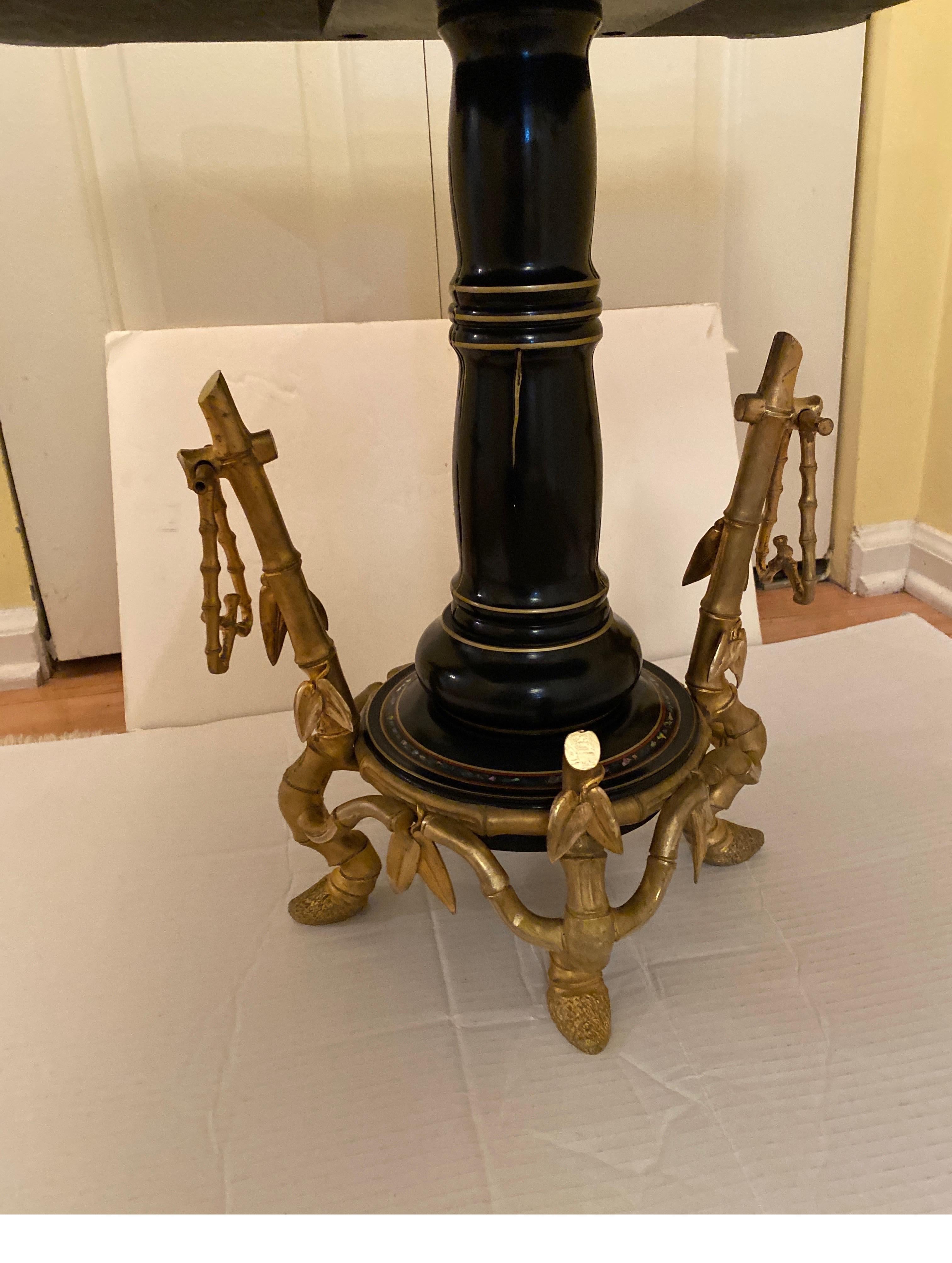 Table basse française avec base en bronze doré du mouvement esthétique de la Maison Giroux, années 1870 Bon état - En vente à Lambertville, NJ