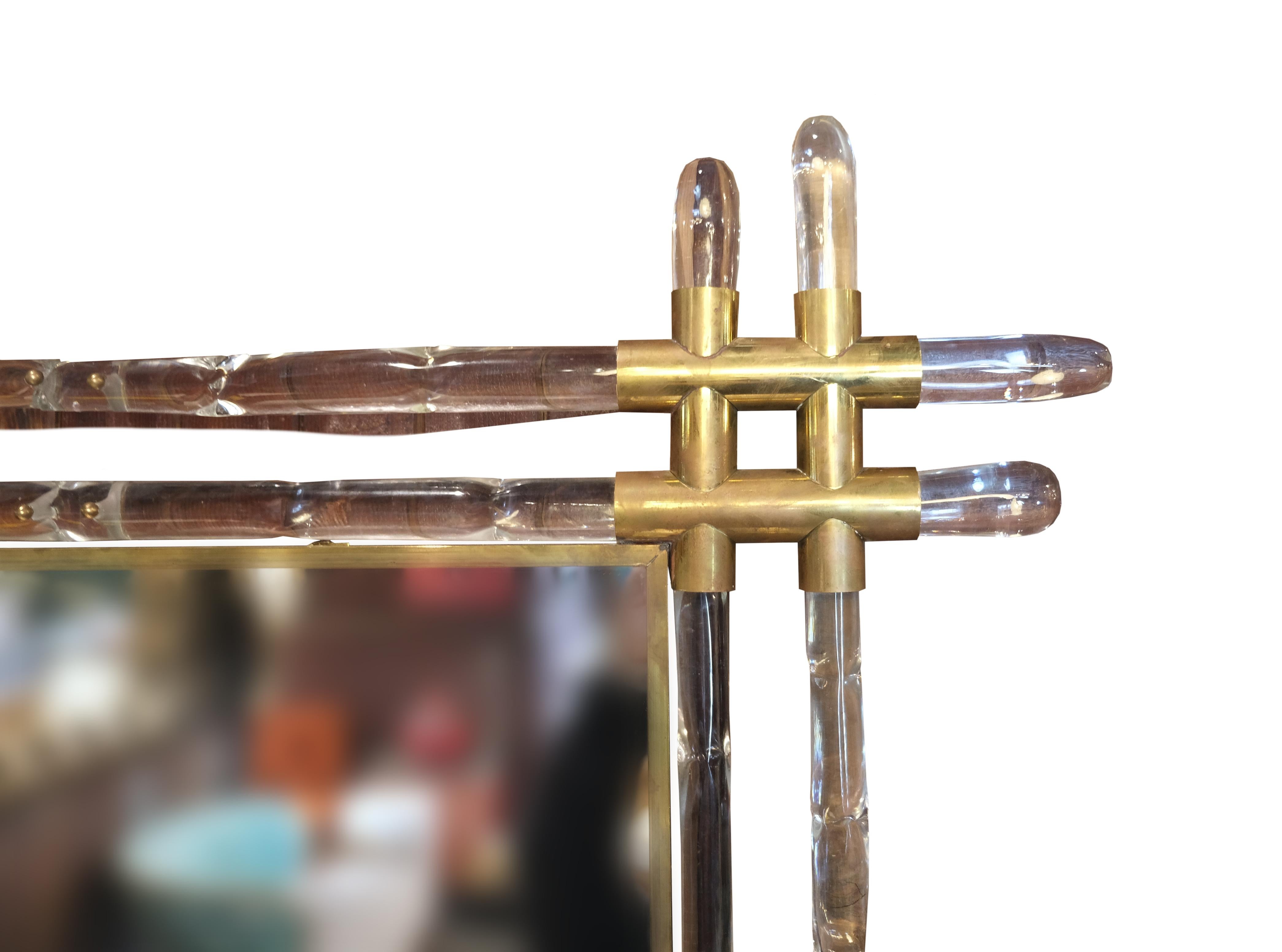 Mid-Century moderno Specchio da parete francese in lucite e ottone in finto bambù in vendita