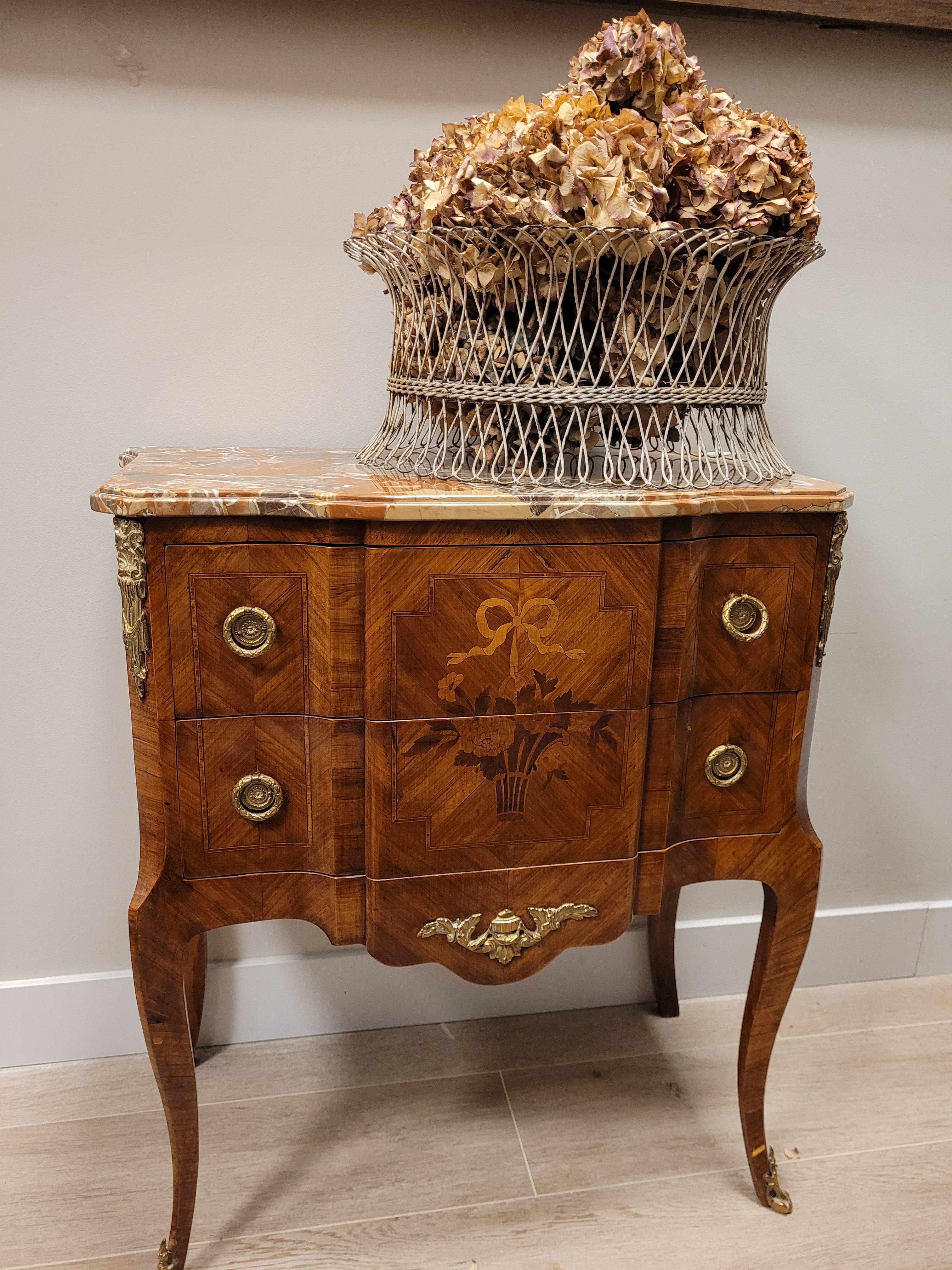 Gorgeous and very refined French chest of drawers or commode made around 1790 following the transitional style between Louis XV and Louis XVI, workshop Jean-Charles Ellaume. It has a delicate mixtilinear profile and galveate legs with sabots on the