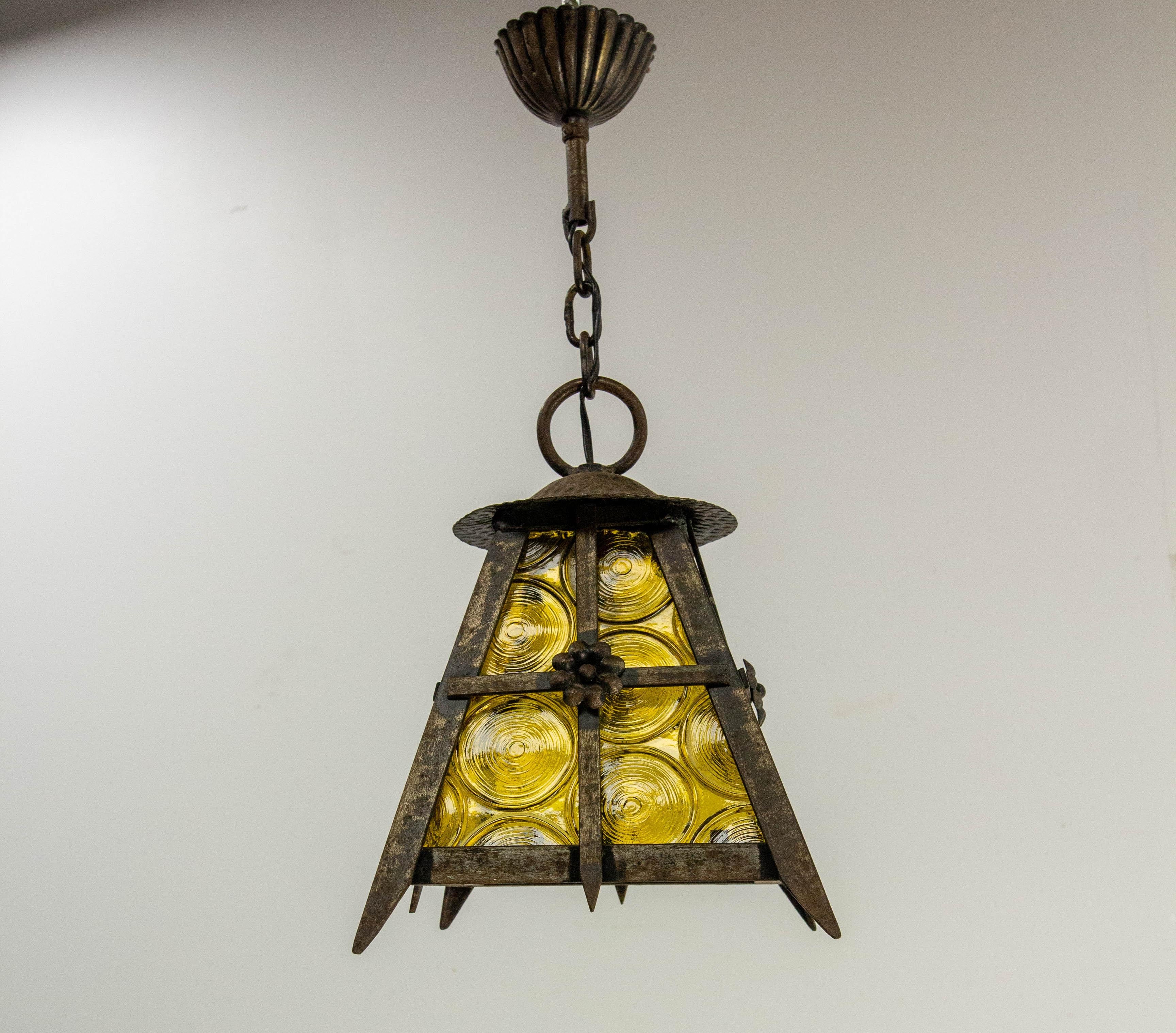 Lampadario o lustro d'epoca di metà secolo, francese
Ferro battuto, vetro colorato giallo e testurizzato 
Realizzato nella metà del XX secolo
Buone condizioni.
Questo articolo è conforme agli standard USA o UE e UK.
Altezza senza la catena 11,02