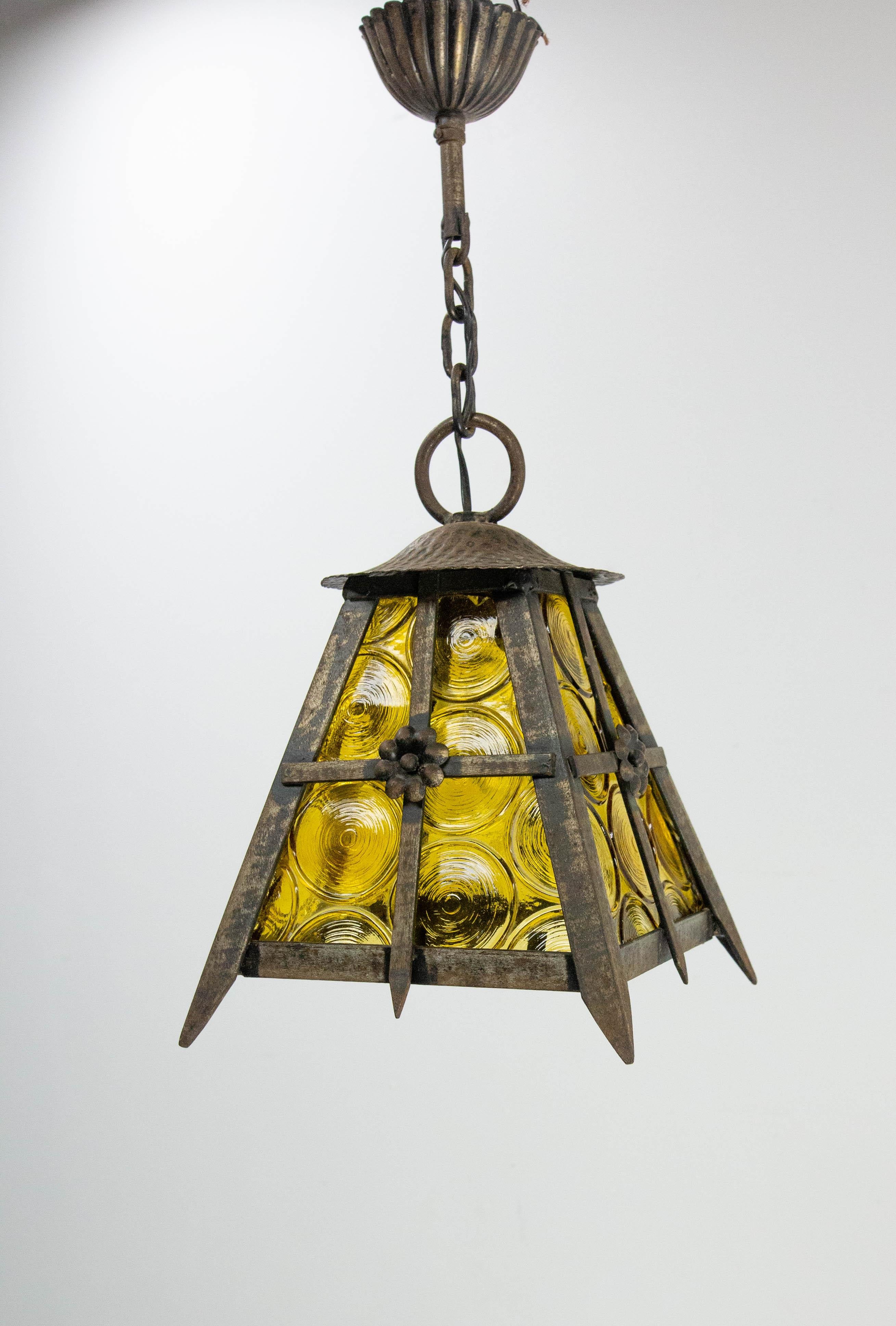 Mid-Century moderno Vetro colorato French Lustre &  Lampadario a sospensione da soffitto in ferro del 1960 circa in vendita