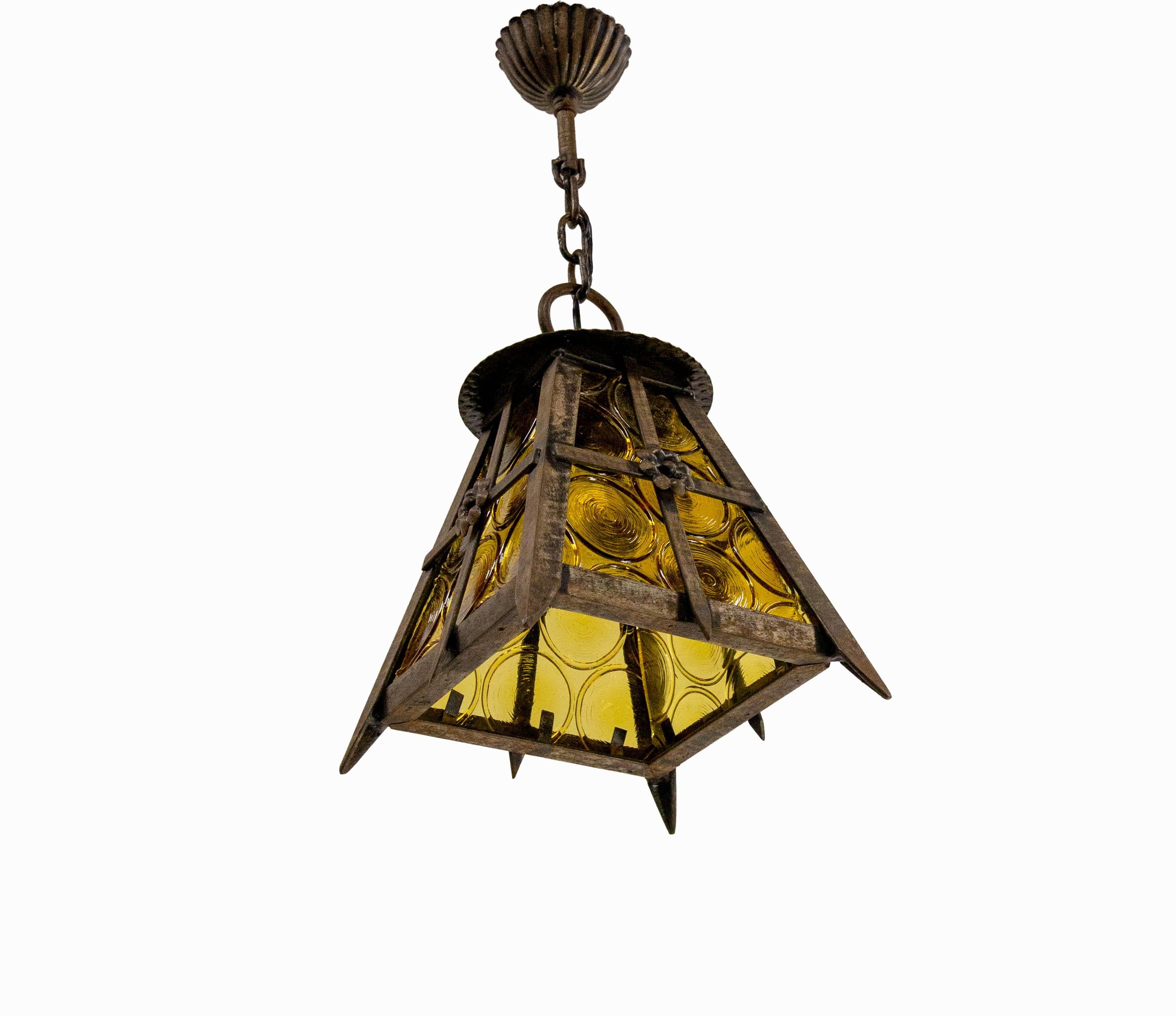 Francese Vetro colorato French Lustre &  Lampadario a sospensione da soffitto in ferro del 1960 circa in vendita
