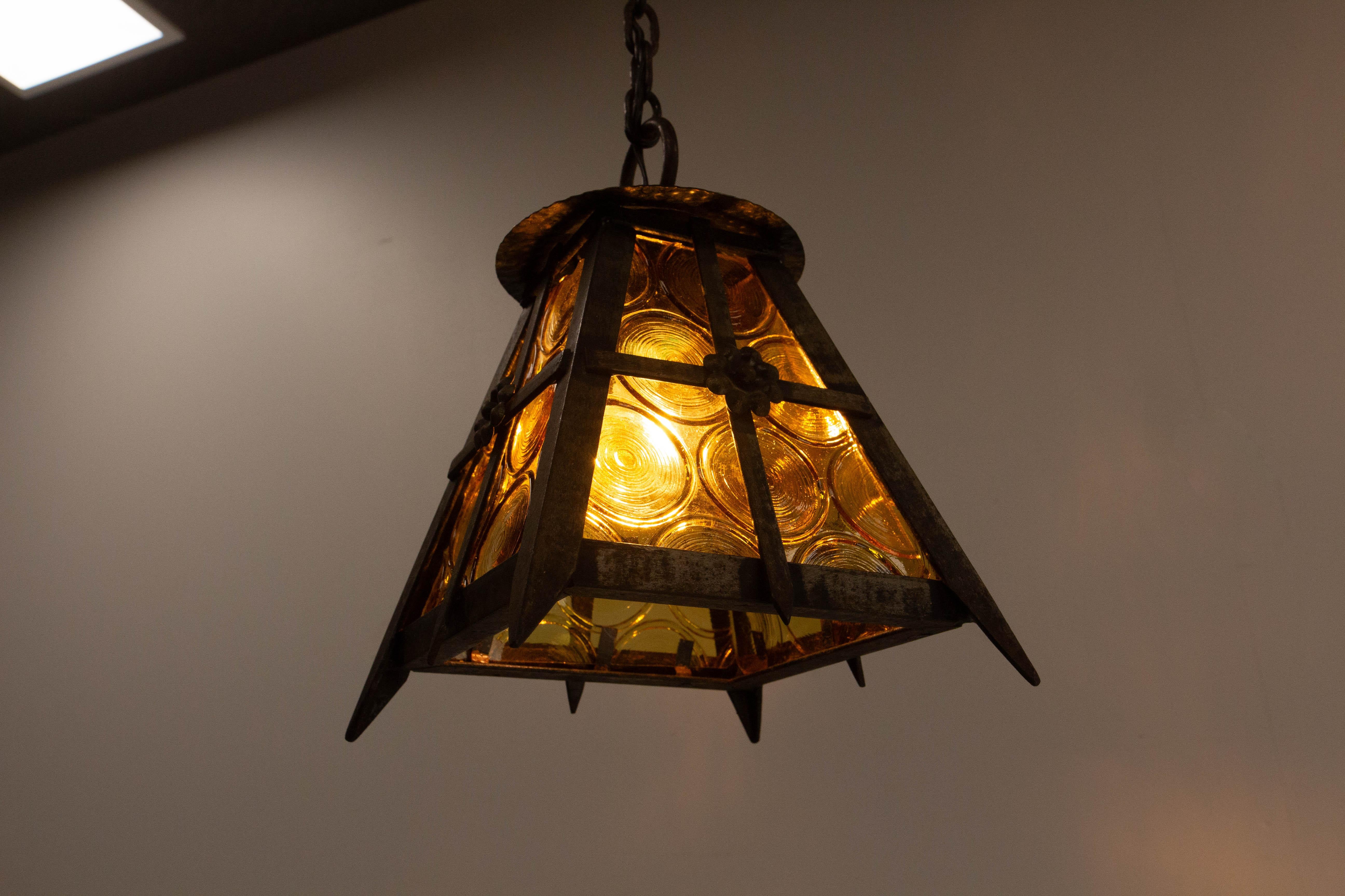 Vetro colorato French Lustre &  Lampadario a sospensione da soffitto in ferro del 1960 circa In condizioni buone in vendita a Labrit, Landes