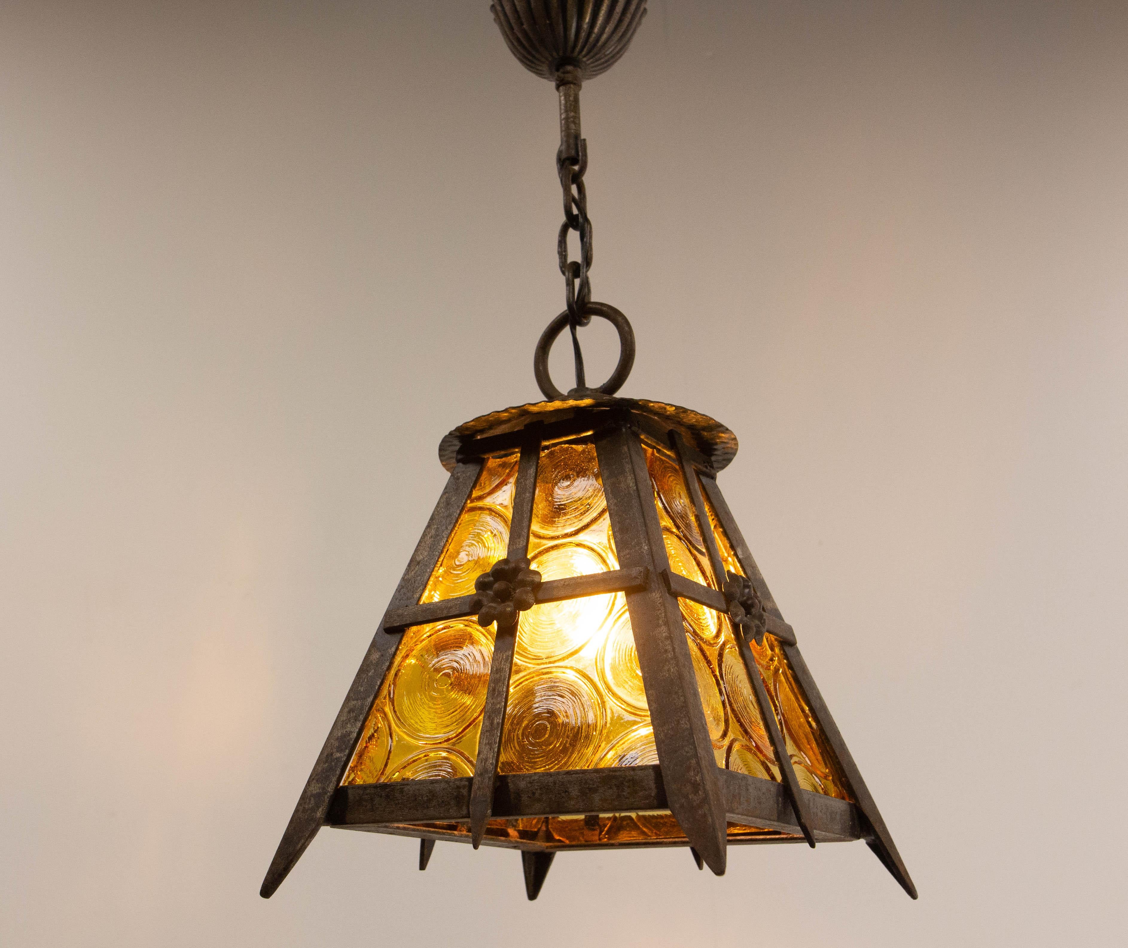Metà XX secolo Vetro colorato French Lustre &  Lampadario a sospensione da soffitto in ferro del 1960 circa in vendita