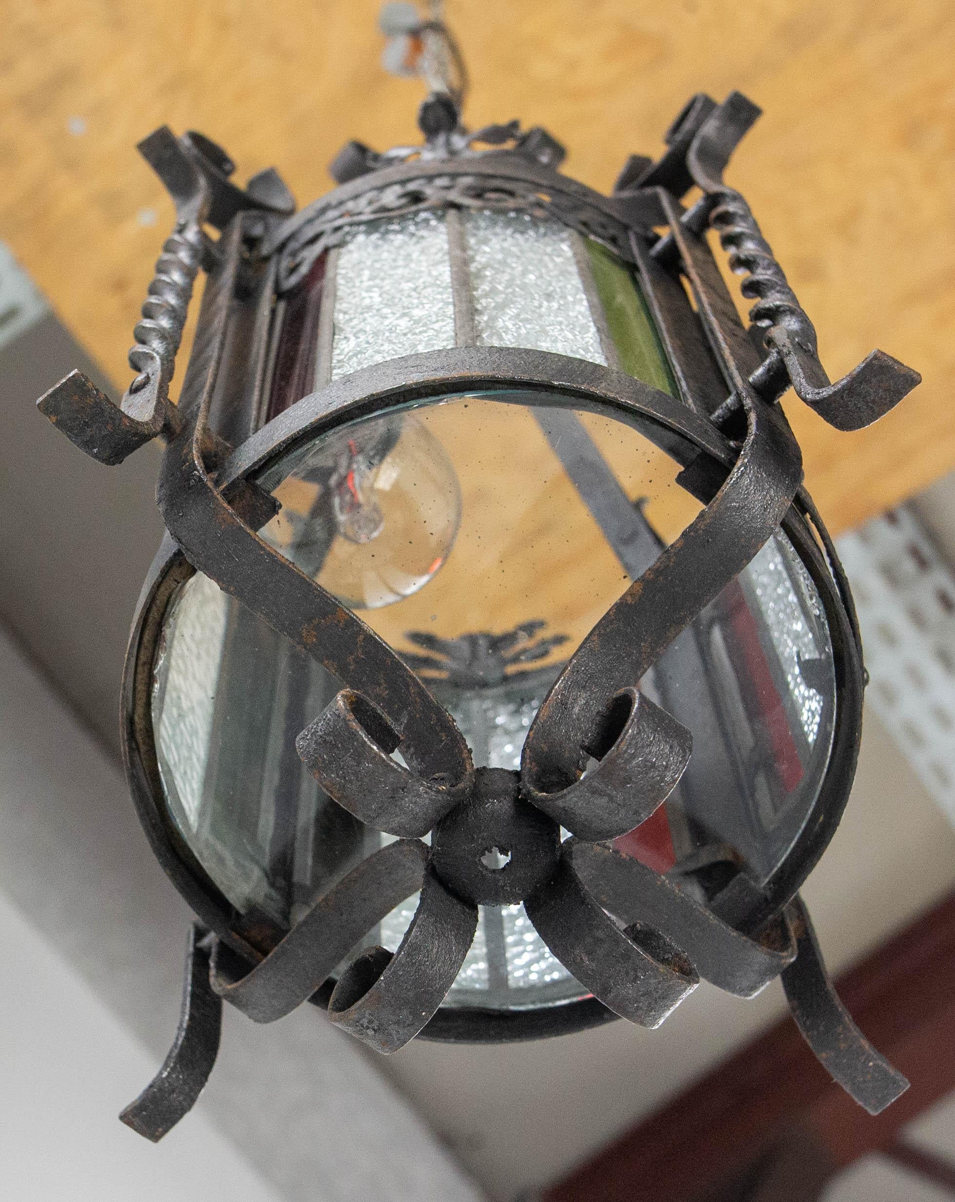 Lampadario a sospensione da soffitto in vetro colorato e ferro battuto francese della fine del XIX secolo in vendita 3