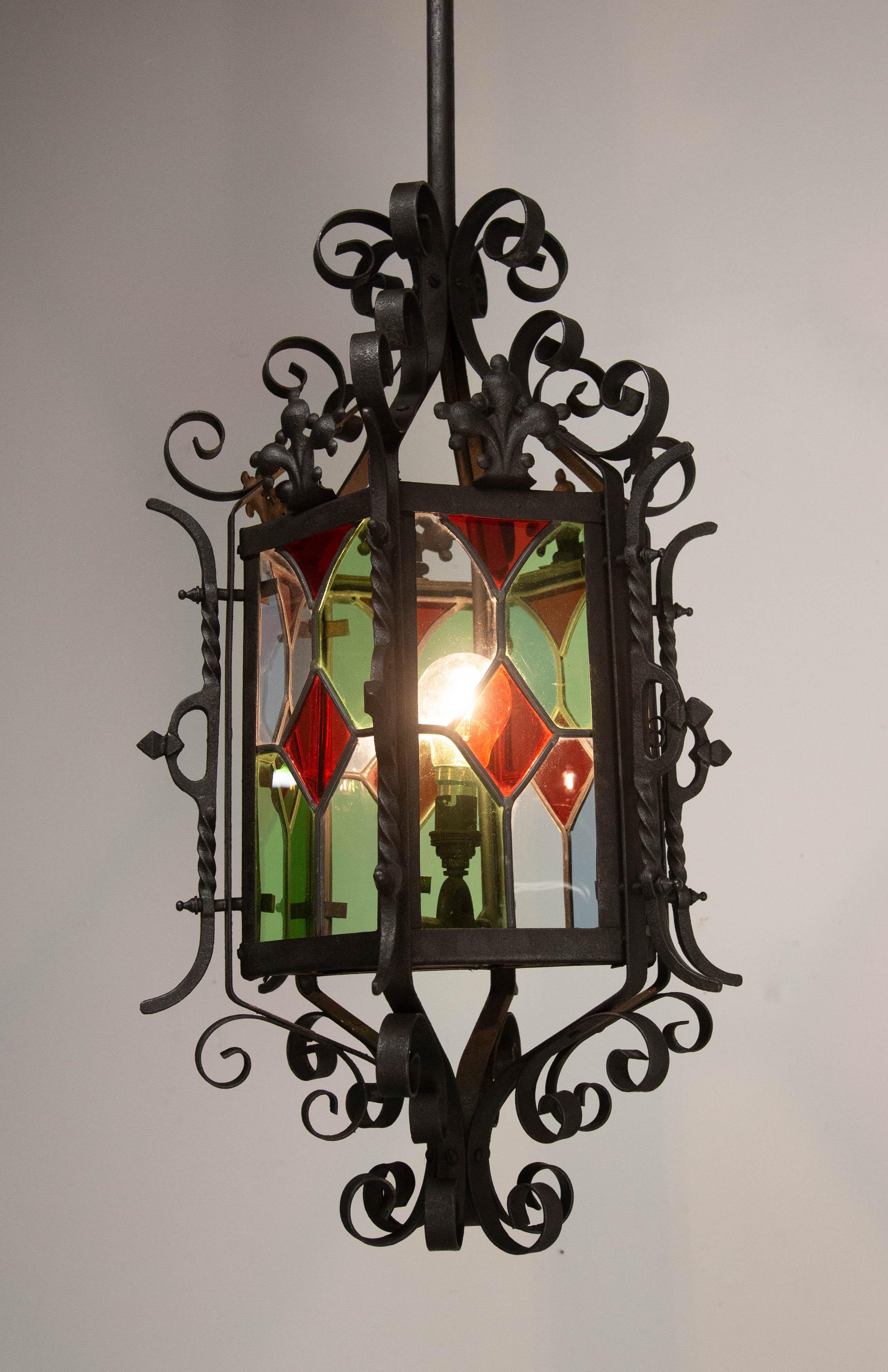Lampadario a sospensione da soffitto in vetro colorato e ferro battuto francese della fine del XIX secolo in vendita 3