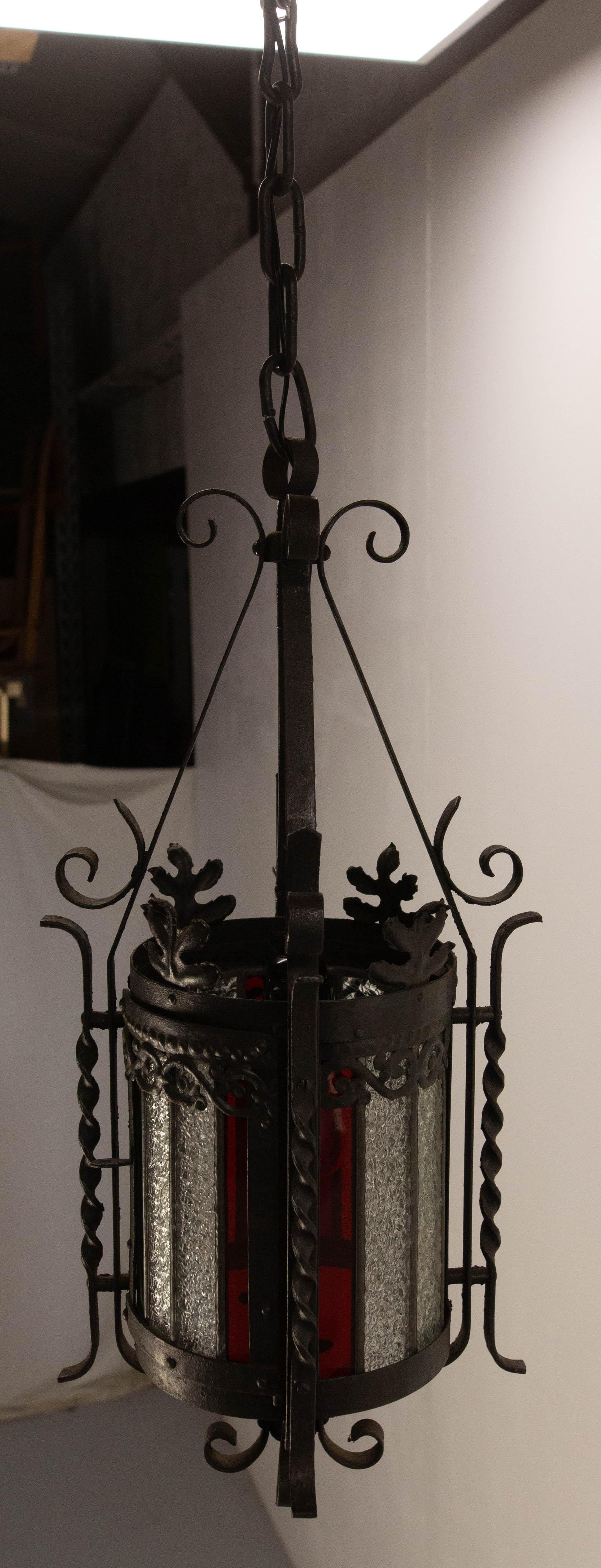 Lampadario a sospensione da soffitto in vetro colorato e ferro battuto francese della fine del XIX secolo in vendita 5